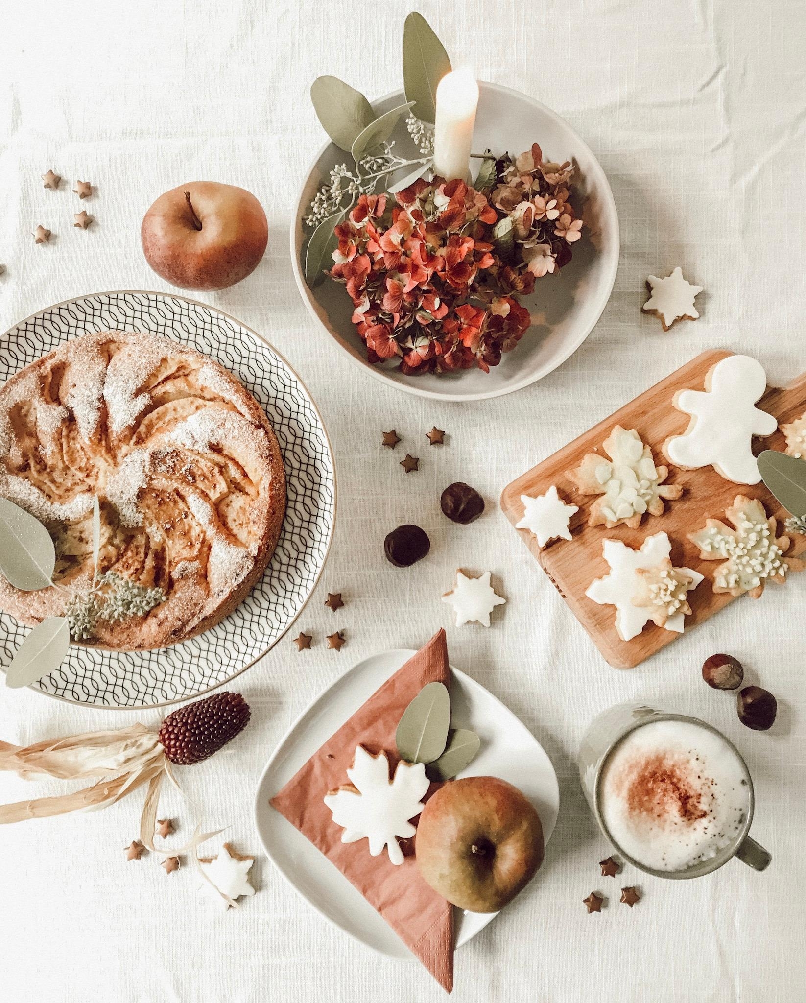 Caketime 🧡 #apfelkuchen auf dem herbstlich gedeckten Tisch 🍁 #tischleindeckdich #foodflatlay