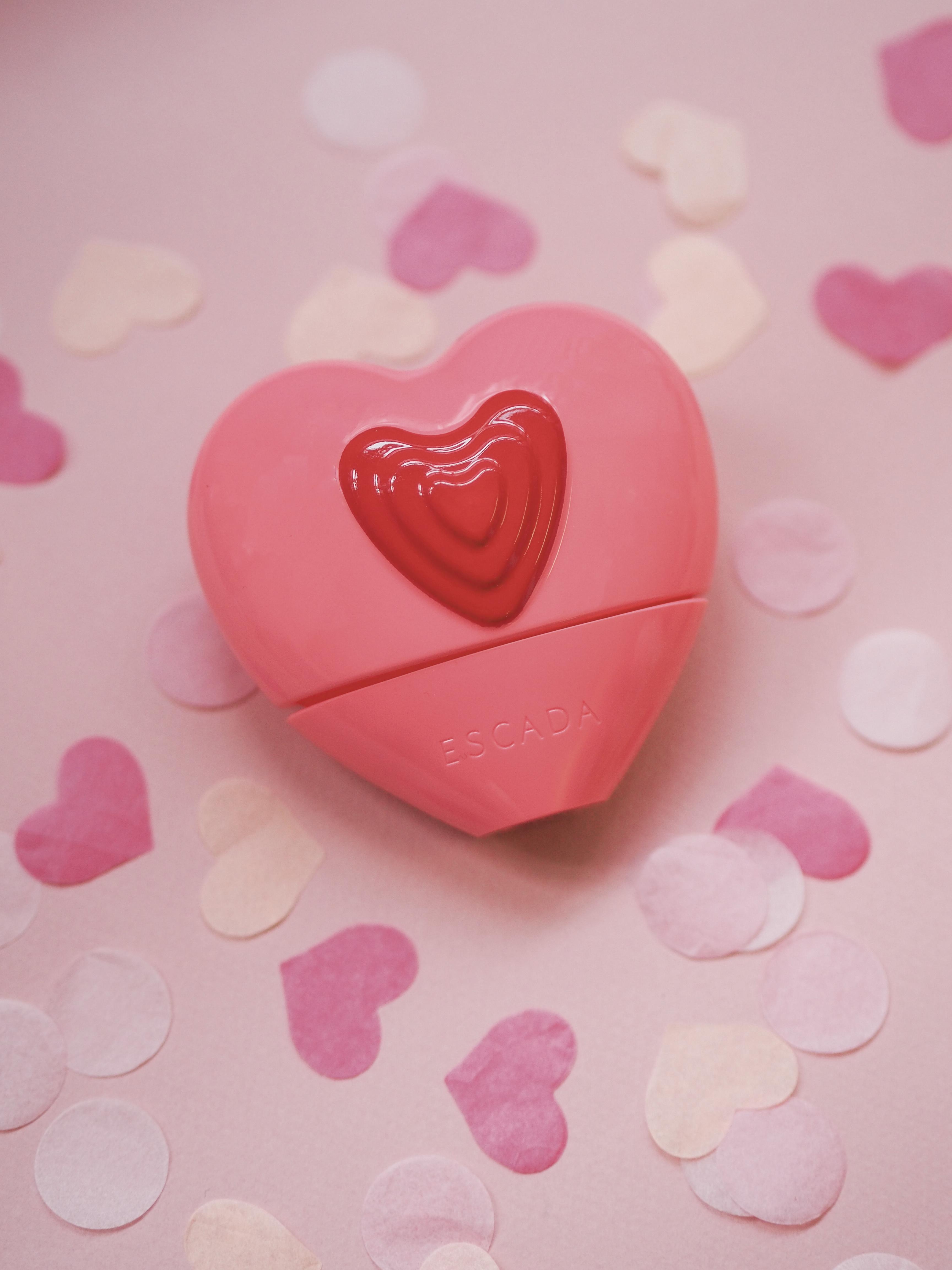 "Candy Love" von Escada verführt als süße Sünde die Sinne - ein blumiges Karussell #loveisintheair #escada