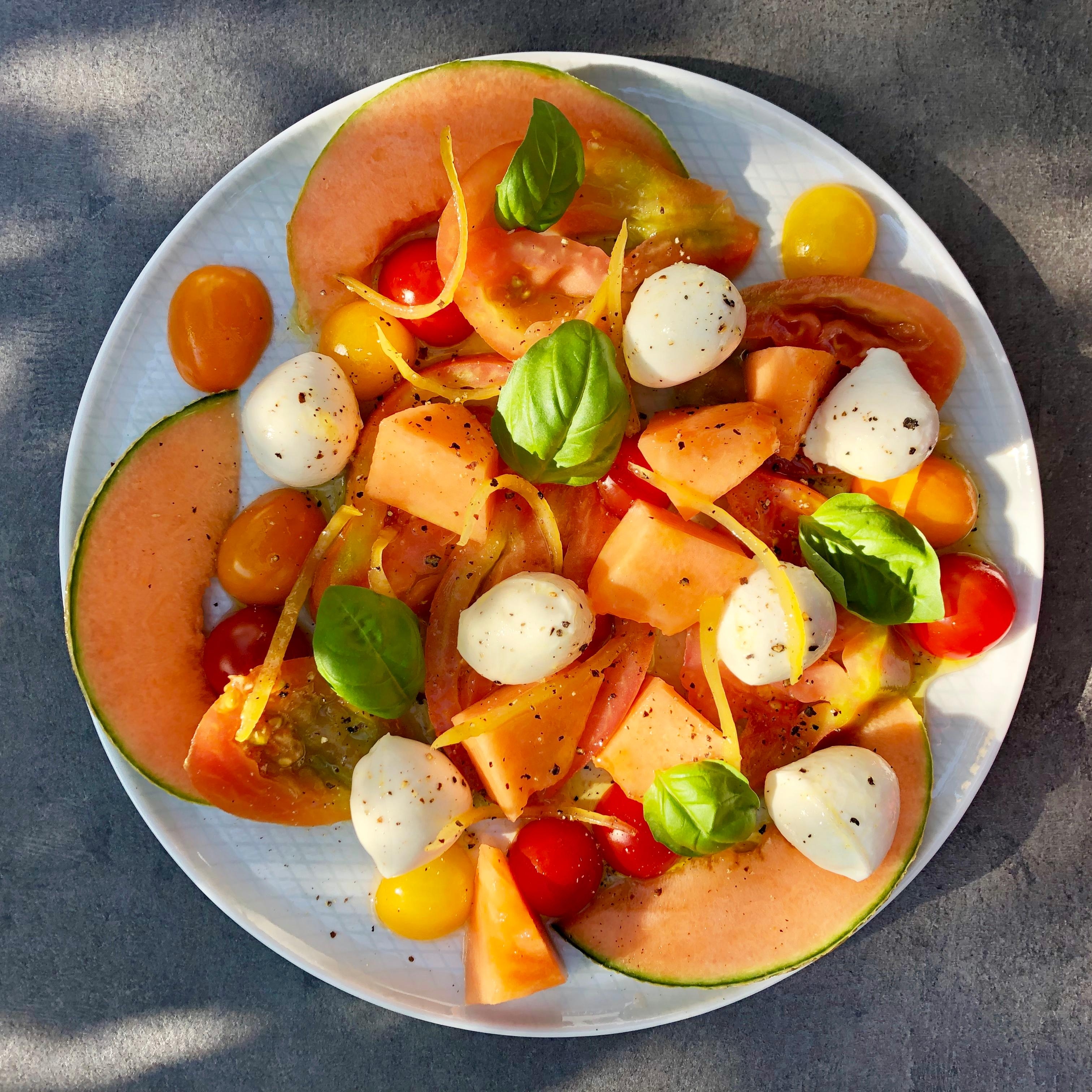 Cantaloupe-Melone mit Tomaten-Allerlei, Büffelmozzarella und einer Zitronen-Vanille-Vinaigrette 😋 #salat #bowl #lecker