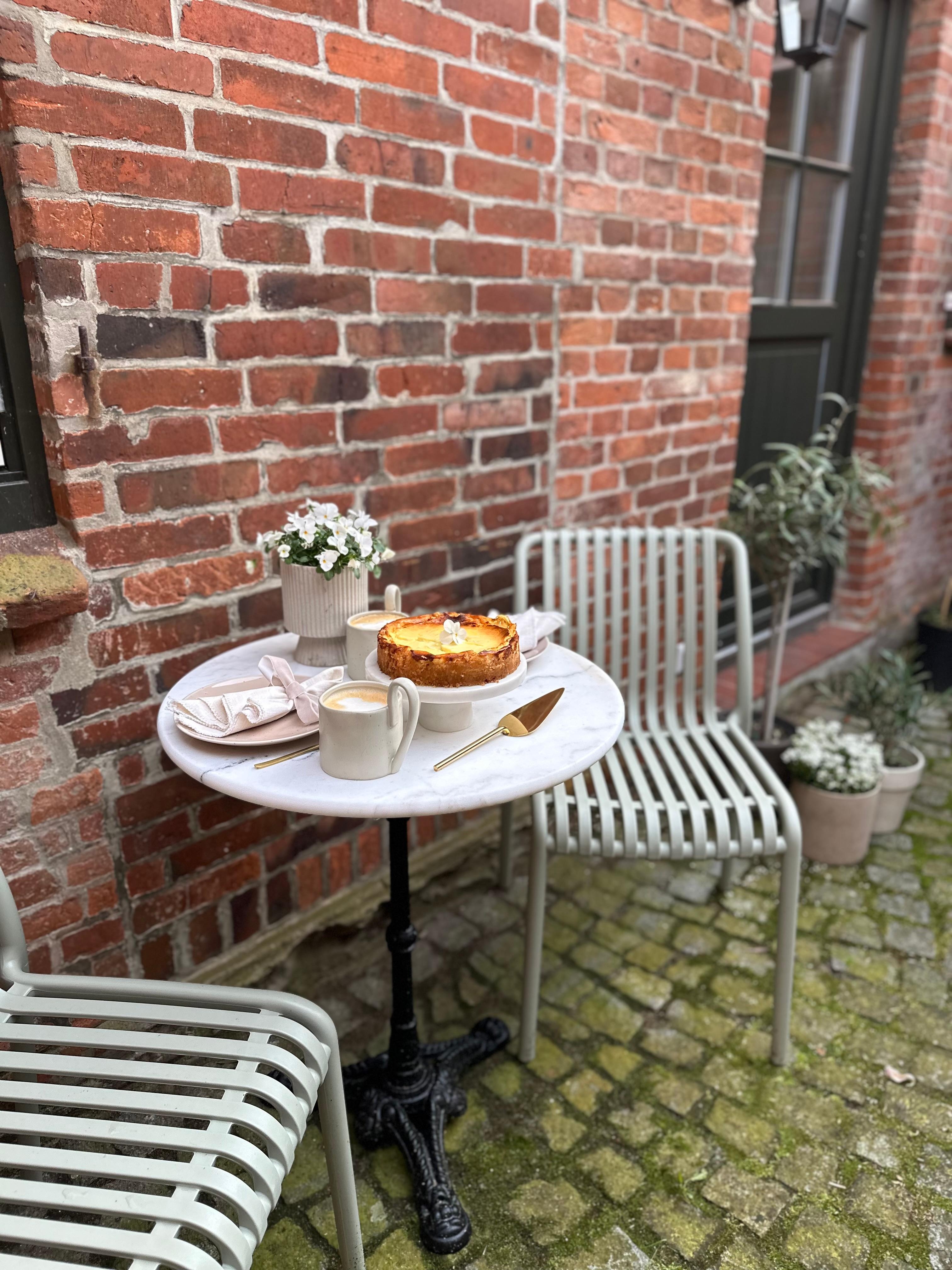 Cappuccino-Klatsch im Innenhof 