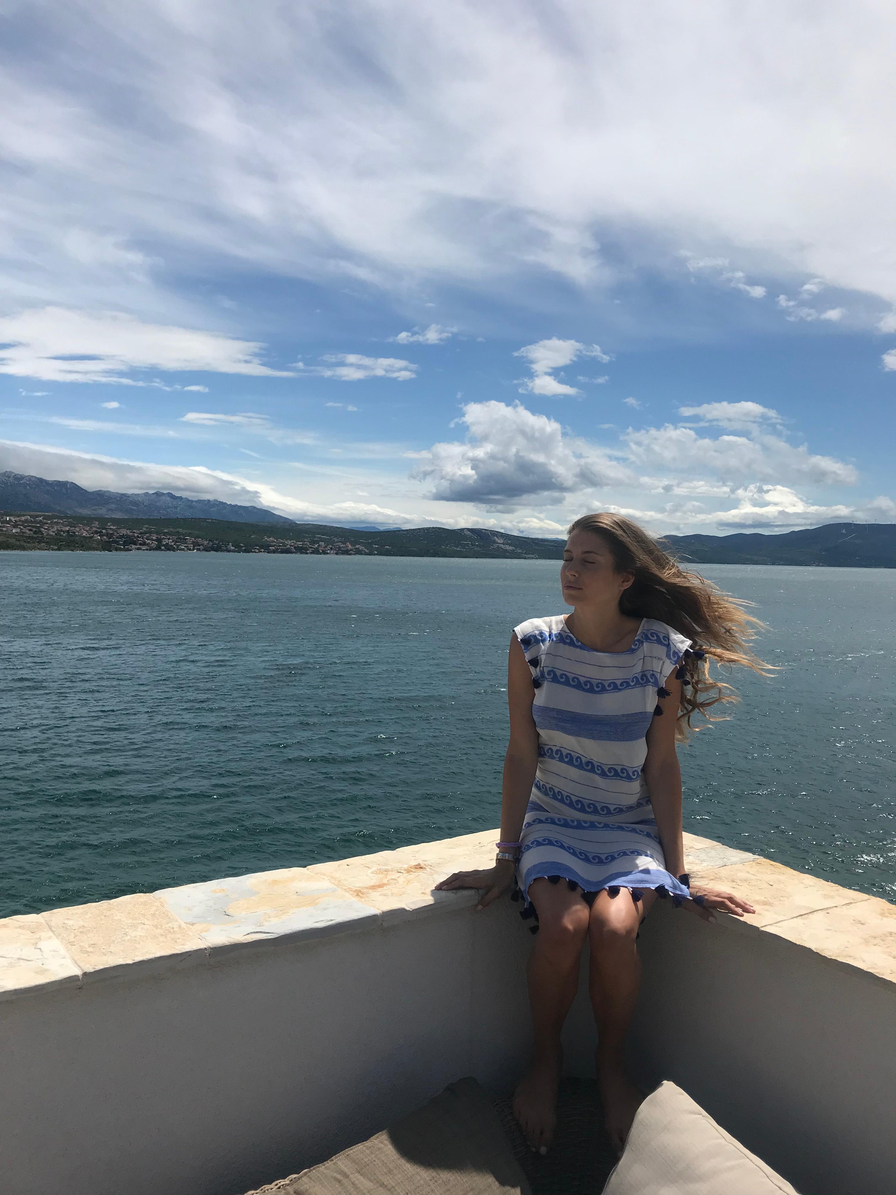 Cathy Hummels entspannt noch ein bisschen auf ihrer #dachterrasse in #kroatien bevor es zur #wm2018 geht! ⚽️ #airbnb 