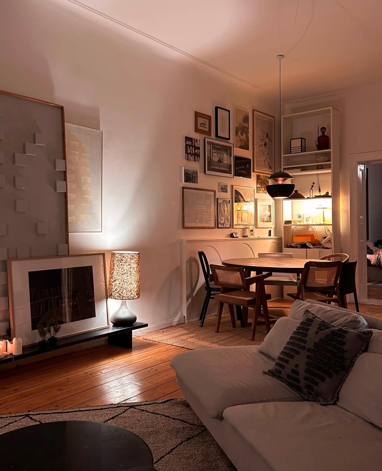 C'est le week-end! 🫶🏽♥️ #wohnzimmer #kunst #bilderwand #altbau #holzboden #esszimmer #couch
