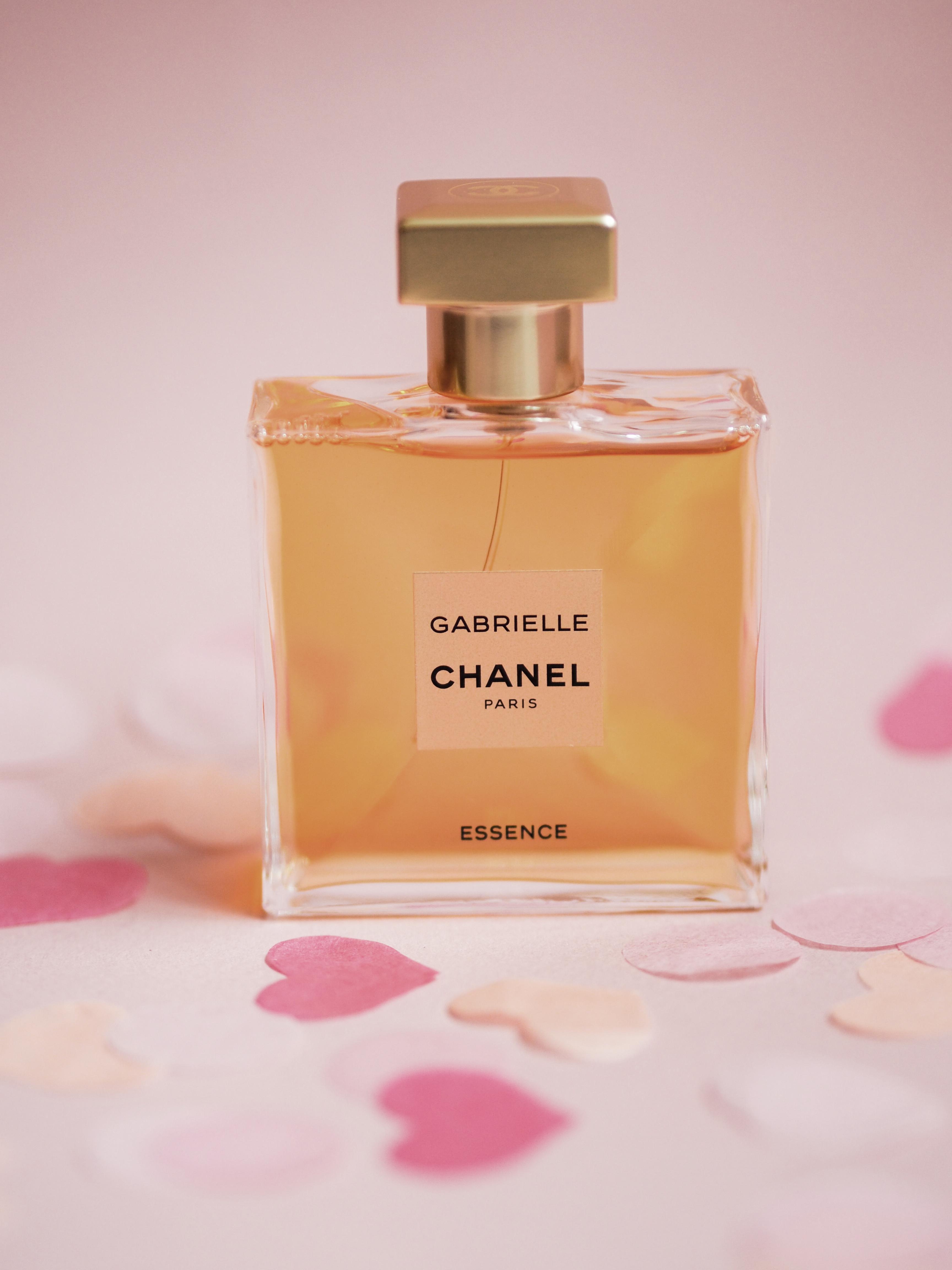 "CHANEL GABRIELLE Essence" - der Duft einer selbstbestimmten Frau. Blumig und voller Leuchtkraft #loveisintheair #chanel