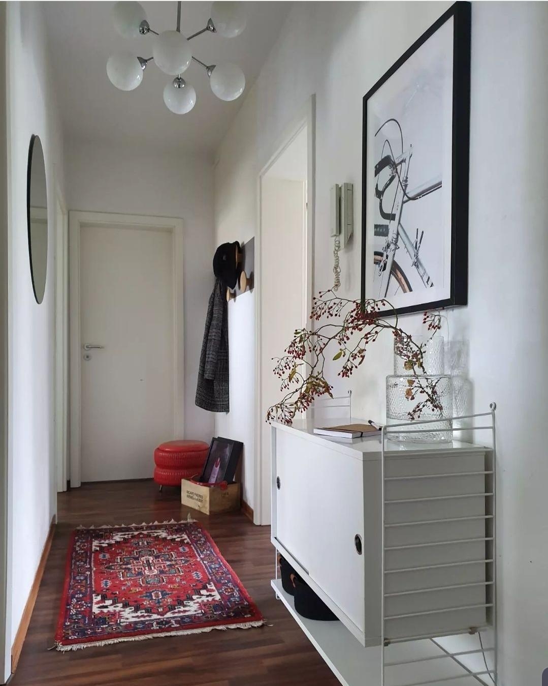 Change im #flur #hallway #eingang Willkommen #rot #interior #home #wohnen #stringfurniture