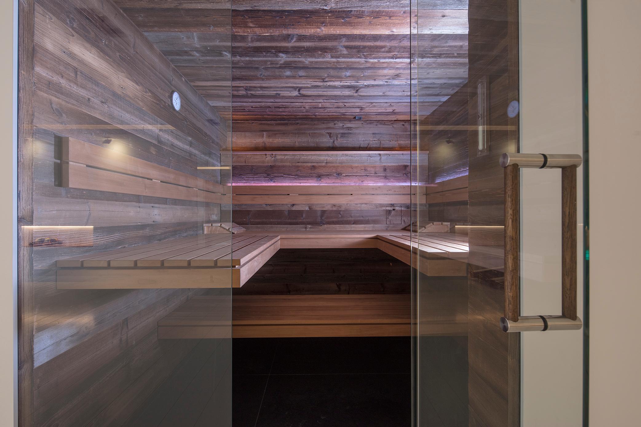 Charakterstarke Designsauna aus Altholz #sauna #altholz #fitnessraum ©corso sauna manufaktur