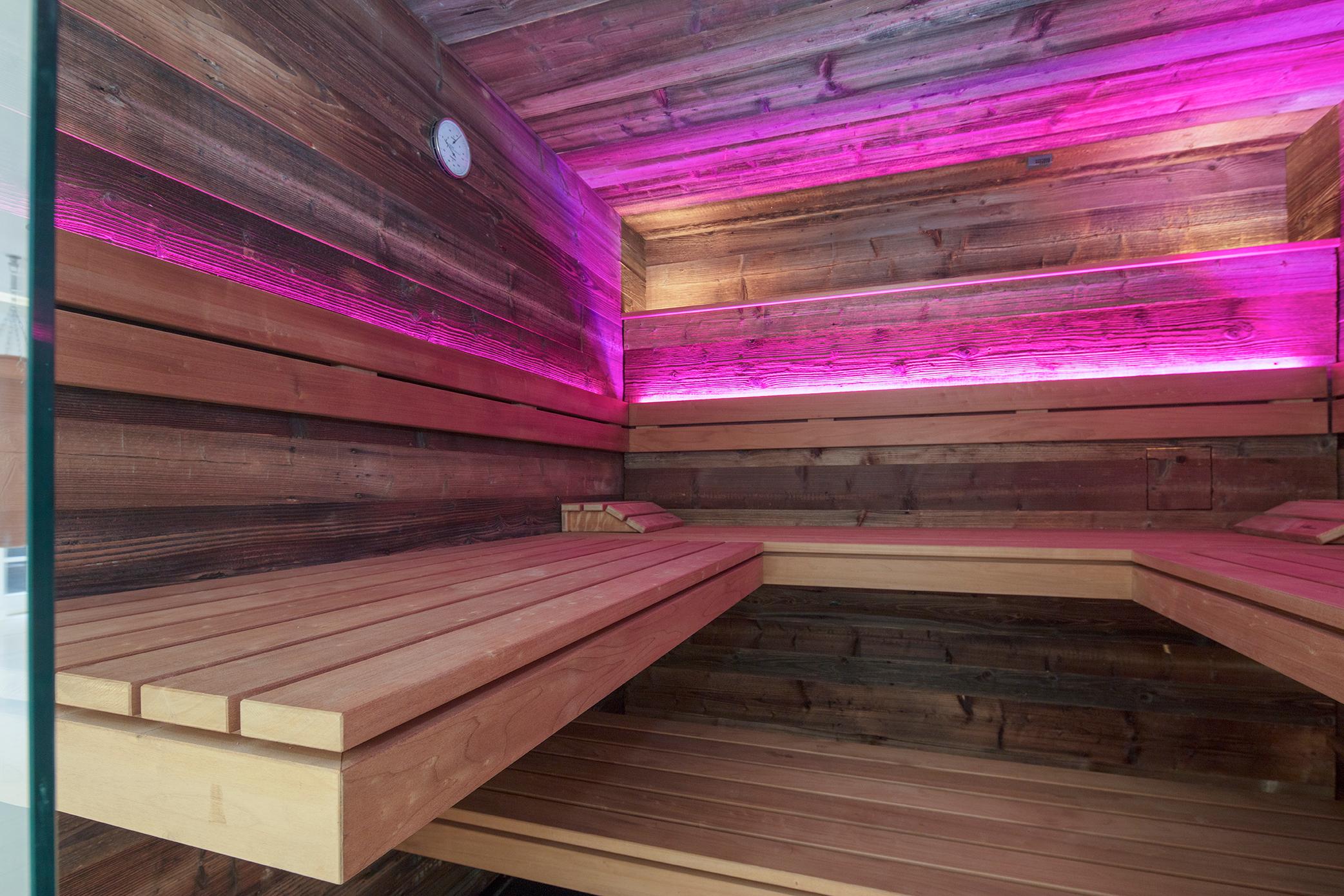 Charakterstarke Designsauna aus Altholz #sauna #altholz #fitnessraum ©corso sauna manufaktur