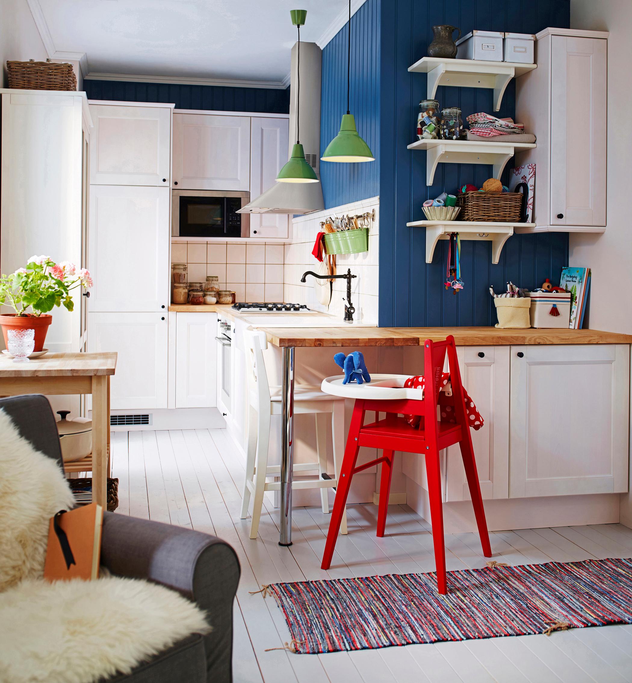 Charmante Wohnküche für die ganze Familie #küche #wohnküche #teppich #sessel #ikea #bunterteppich #küchenschrank #lampe #tisch ©Inter IKEA Systems B.V.
