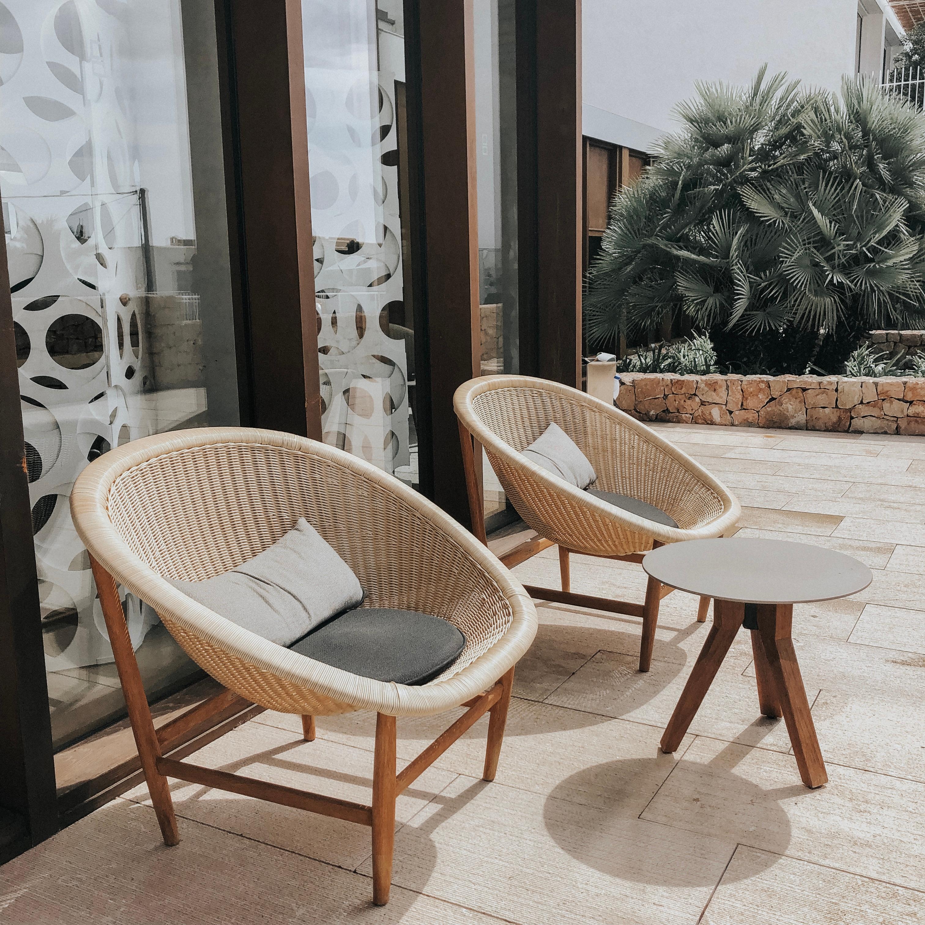chasing light #chairs #interior #outdoor #interieur #light #poolsight #deux #interiorinspo
