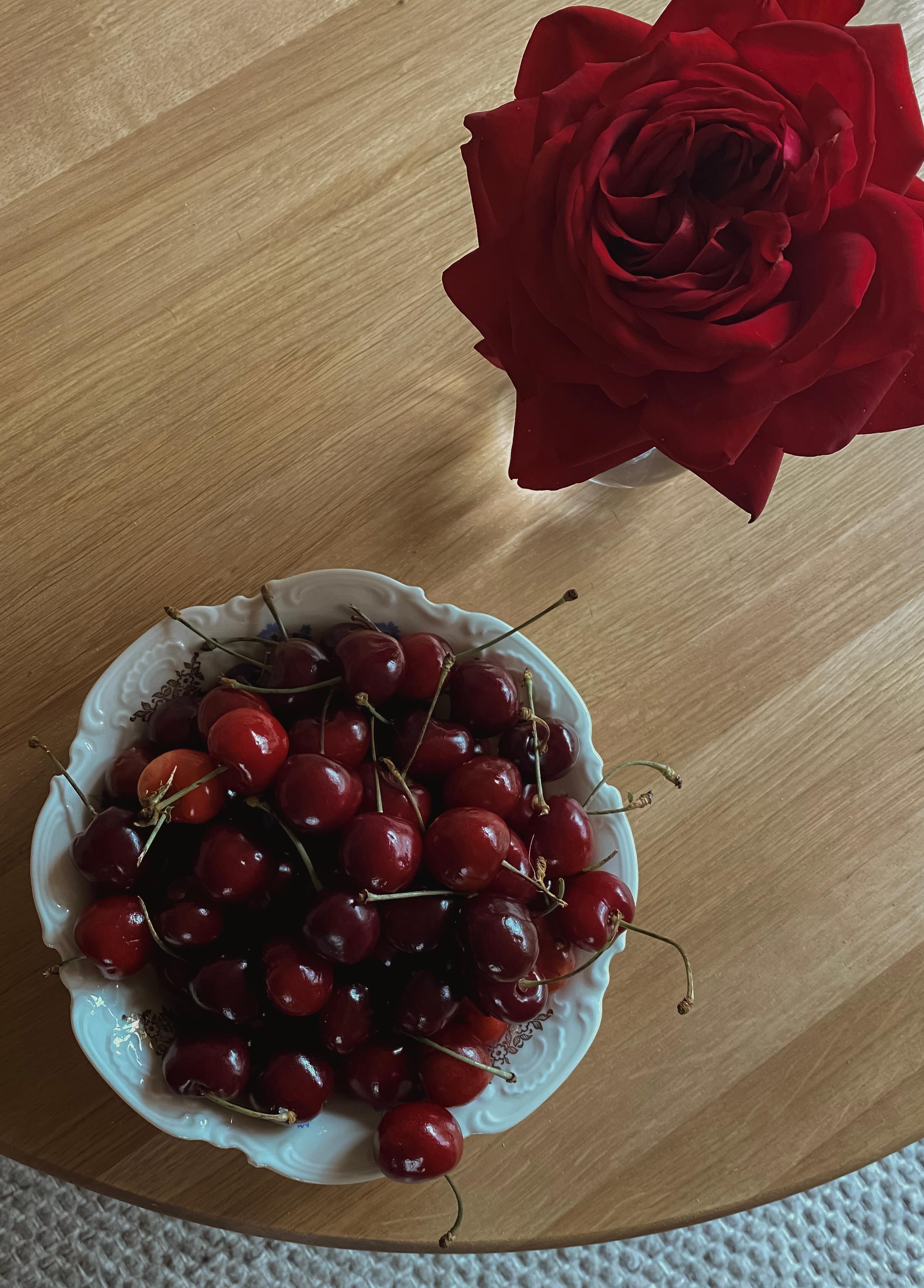 Cherry Cherry Lady 🍒🥀🧸♥️

#sundays #details #cherries #kirschenpflücken #rosesarered #slowliving #interior