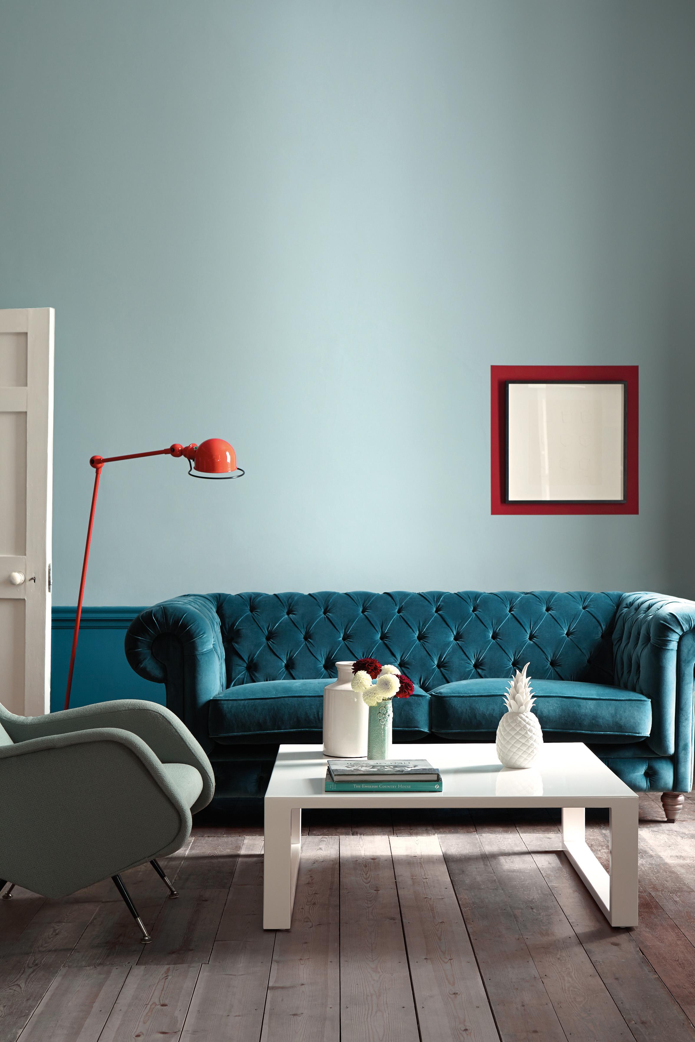 Chesterfield-Couch mit Samtbezug #blauewandfarbe ©Little Greene