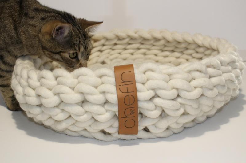 chic, warm, weich.....meins 
stylischer Katzenkorb im XL-Stricklook für Katzen mit Personal.
| von mietzekatz-design