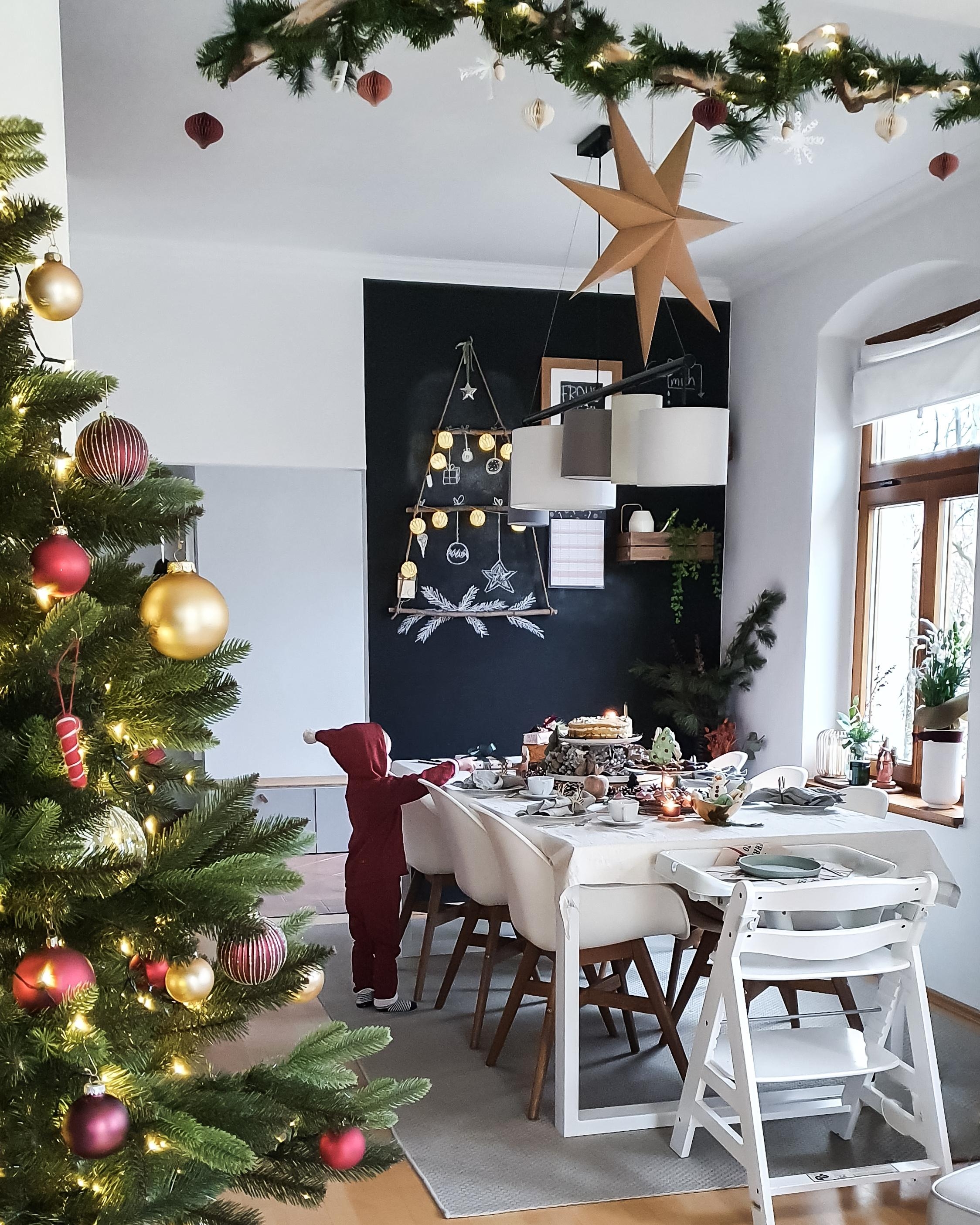 #christmas #diningroom #table #tablesetting #christmastree #tafelwand #christmasdecoration