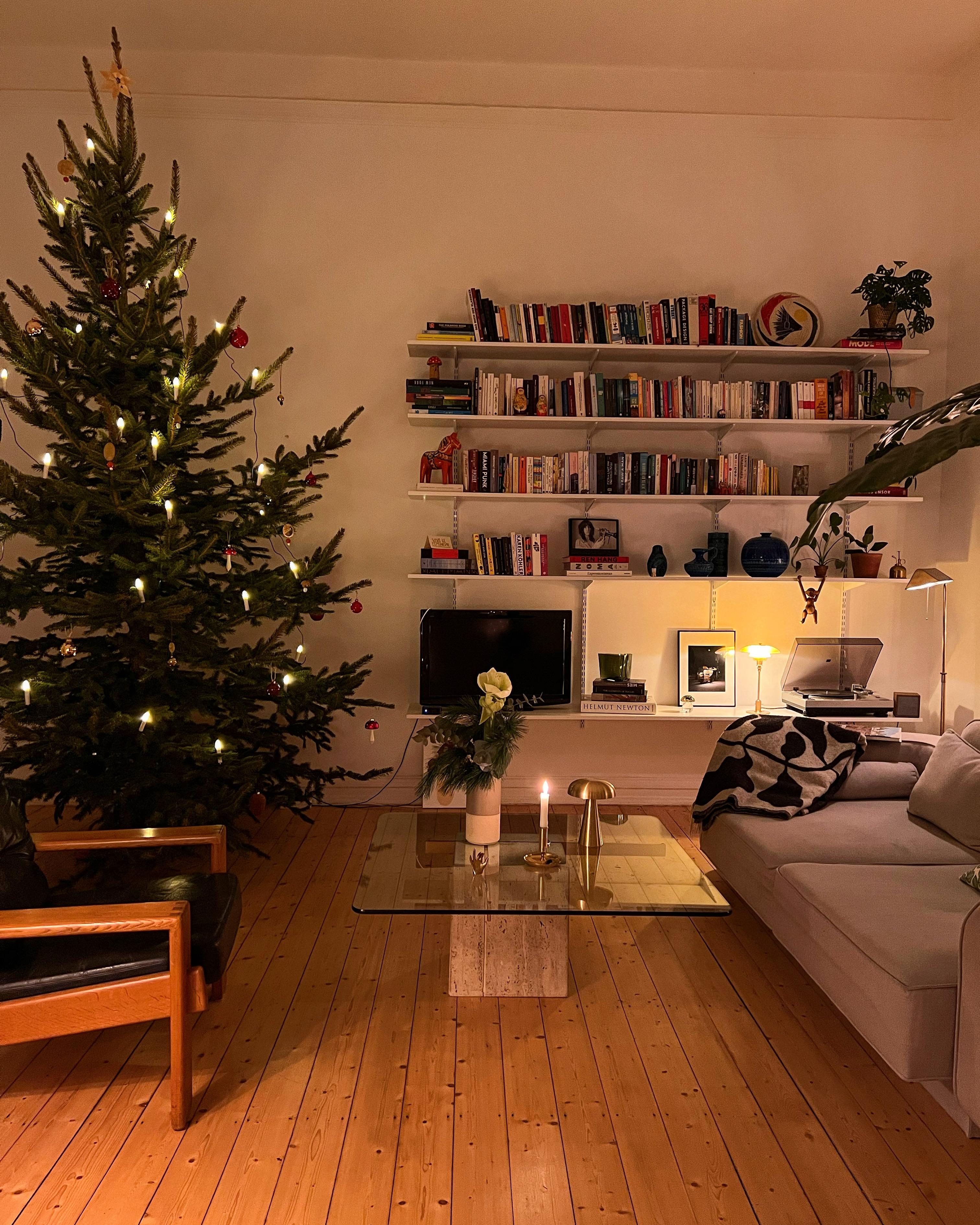 Christmas mood on 🎄#weihnachten#weihnachtsbaum#gemütlich#interior#cozy#wohnzimmer#altbau#altbauliebe#skandinavischwohnen