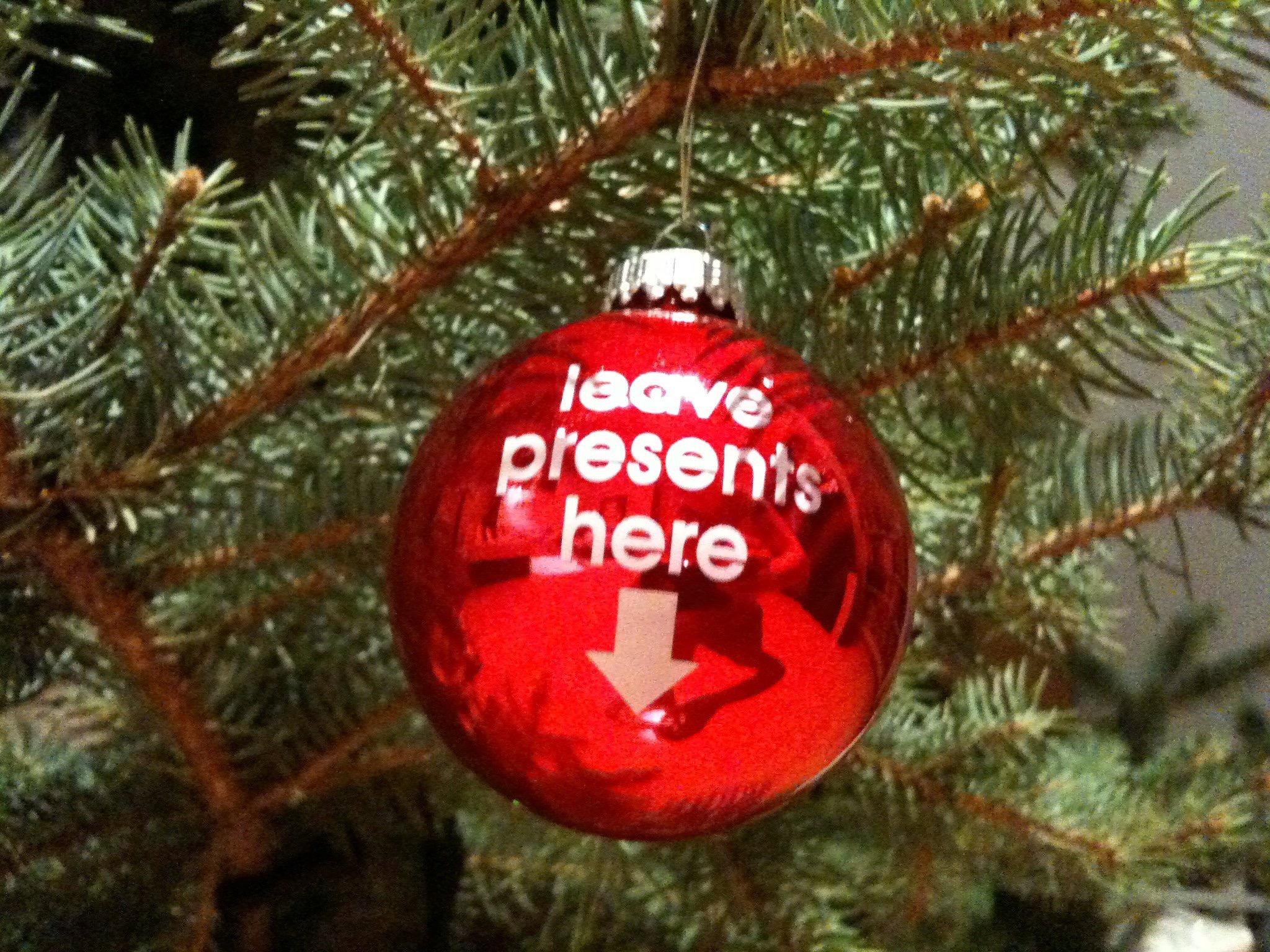 #christmas #santa #present #christmastree #kitsch #weihnachten #christbaum #weihnachtsmann #kugel #christbaumkugel #deko