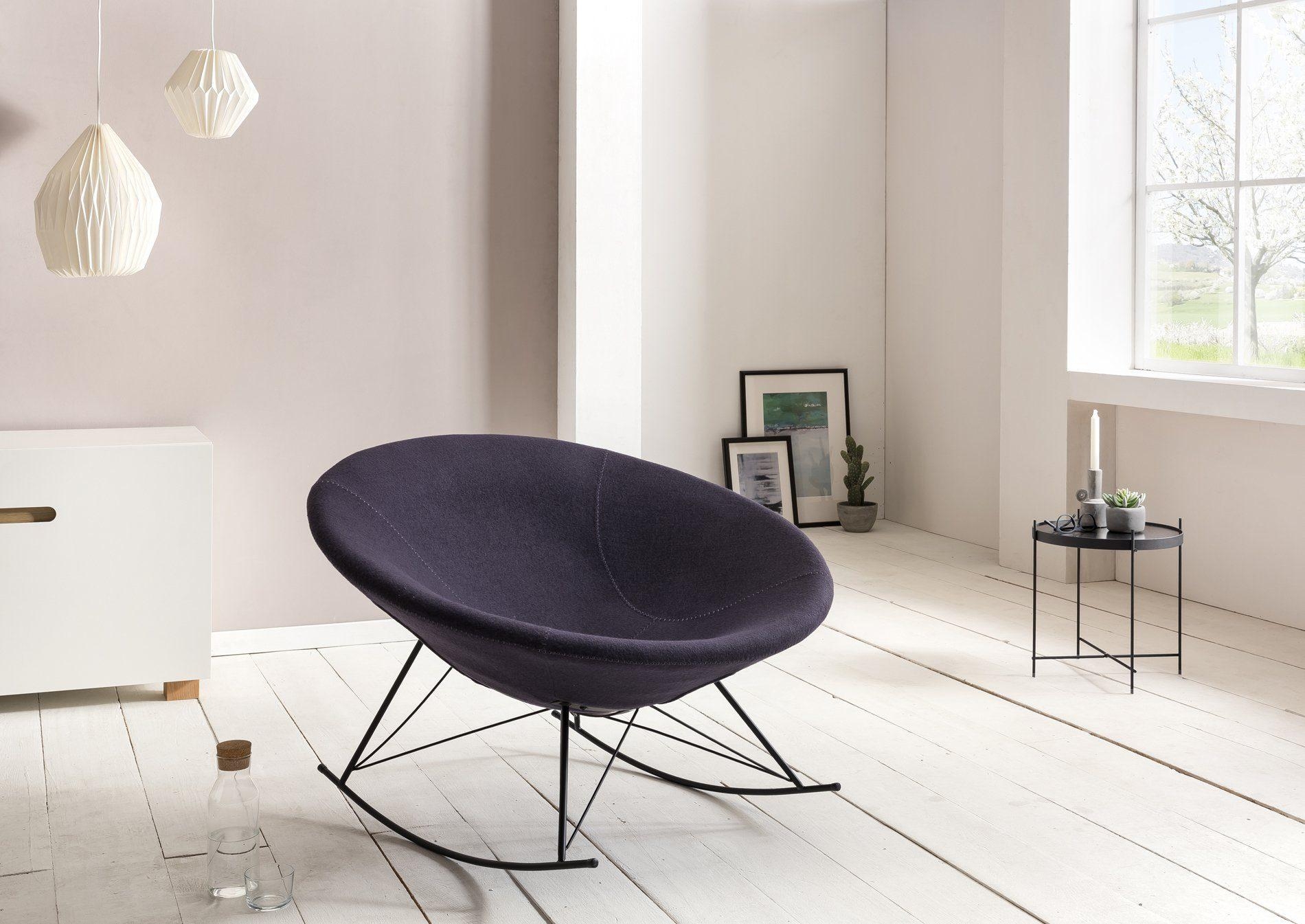 Clean aber cozy: Wir haben den richtigen Platz um ins Wochenende zu versinken! #sessel #wohnzimmer #minimalismus