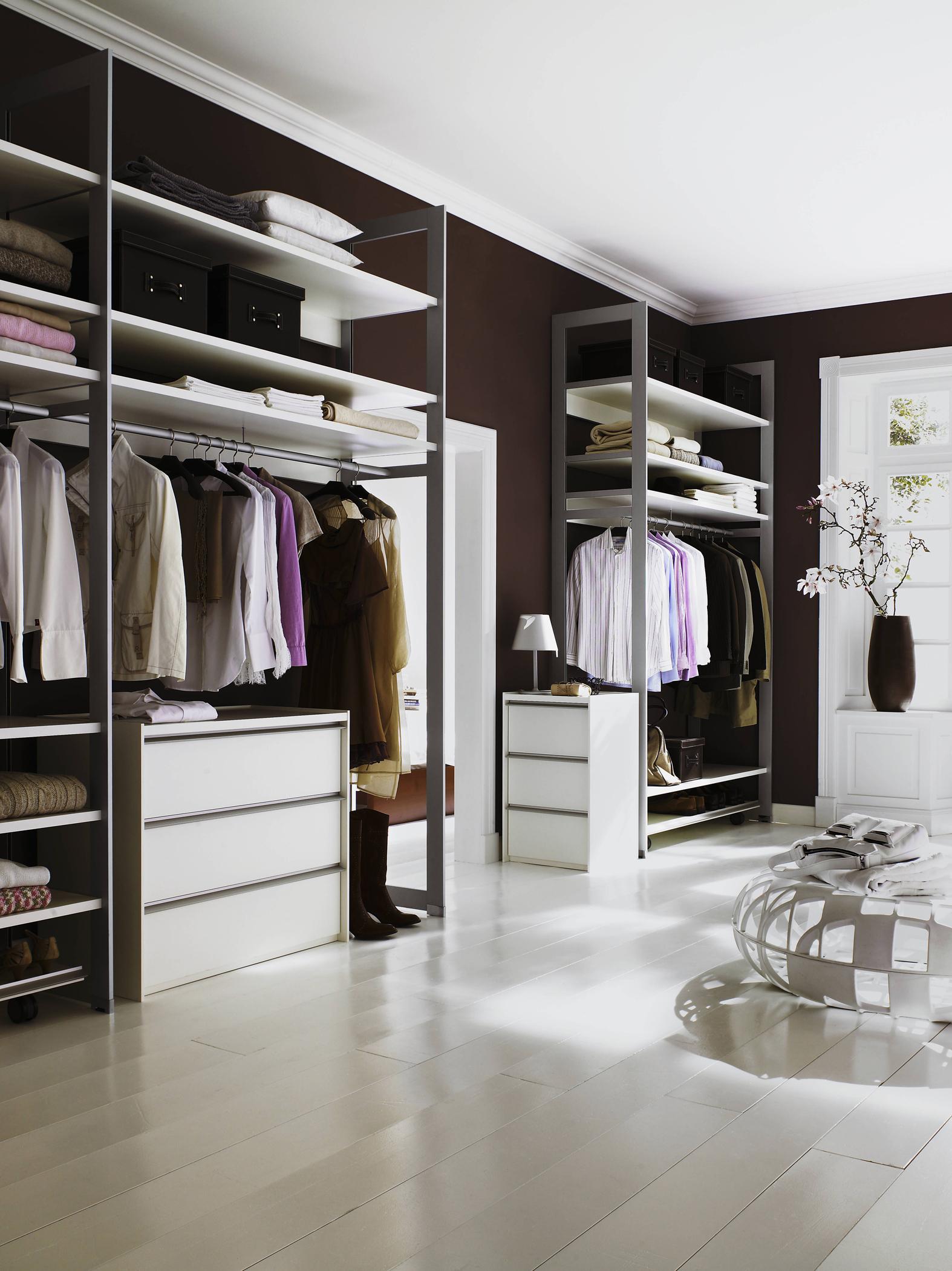 Cleaner begehbarer Kleiderschrank #minimalistisch #begehbarerkleiderschrank ©raumplus