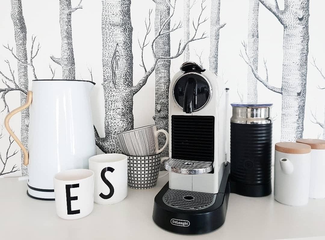 Coffe Corner in meiner #küche #livingchallenge 🖤 #nespresso #stelton #designletters #monochrom 