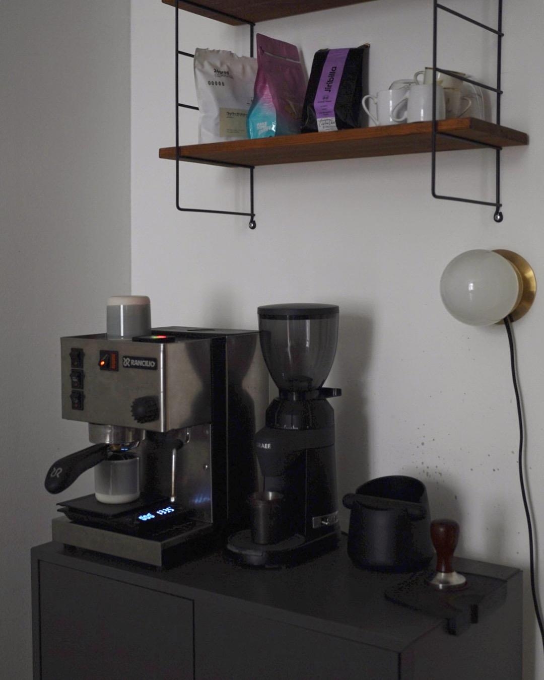 Coffee corner
#coffee #coffeecorner #coffeelover #stringregal #coffeebeans #siebträgermaschine #interior