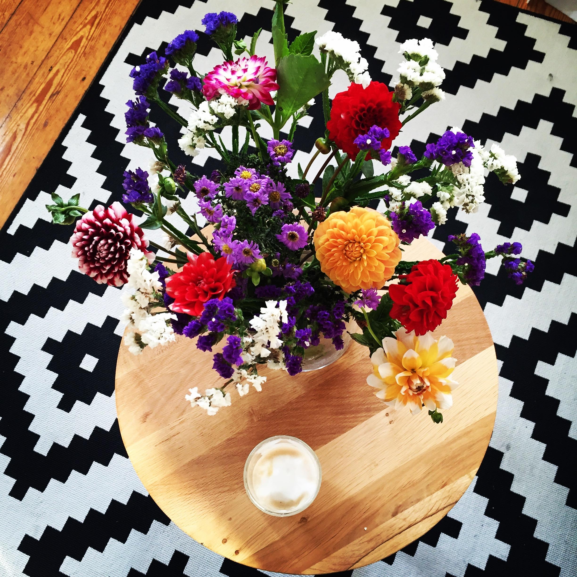 Coffee, flowers and rugpatterns #teppich #livingchallenge