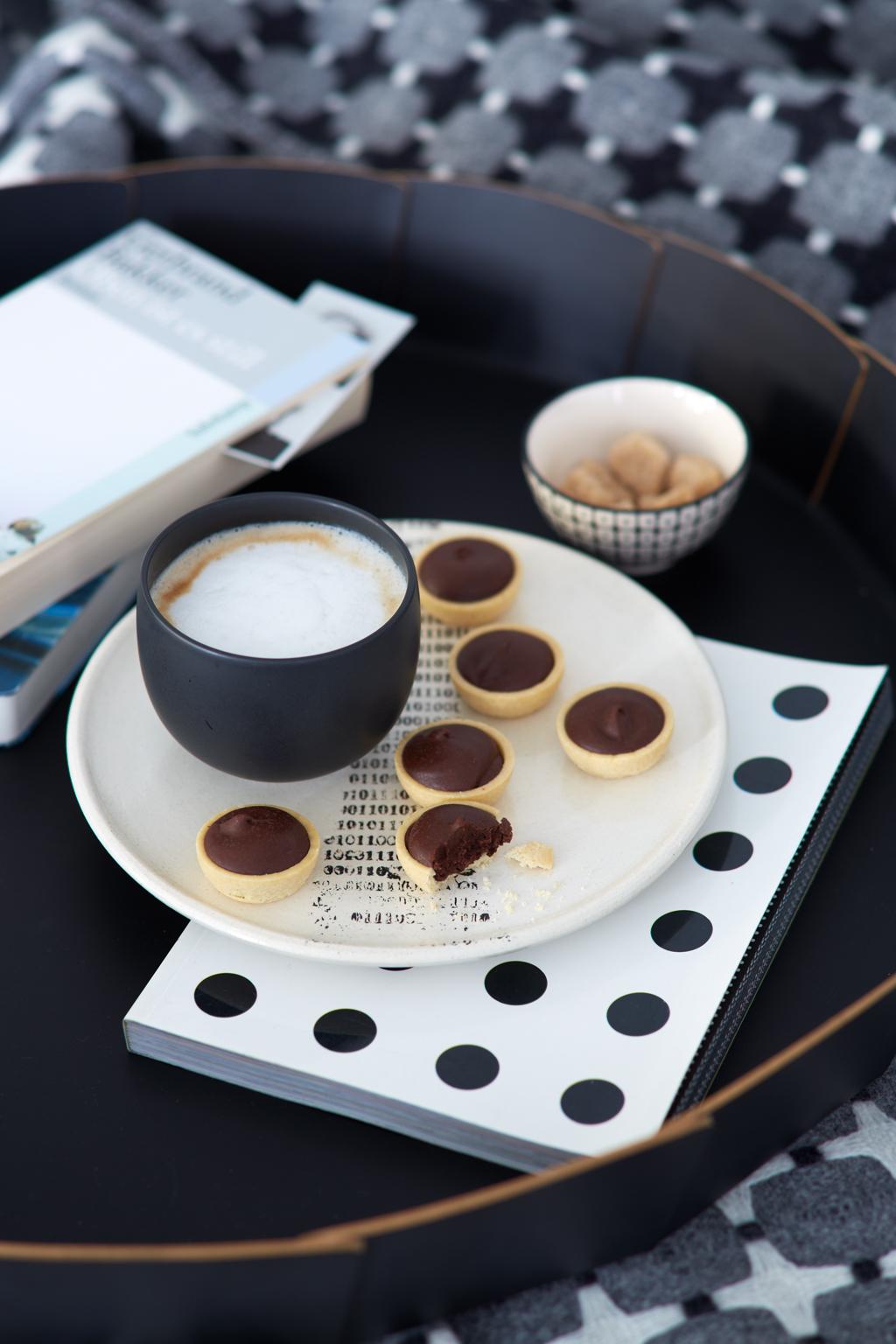 Coffee to stay #beistelltisch #tablett #geschirr ©livingathome/ Fotograf: Janne Peters