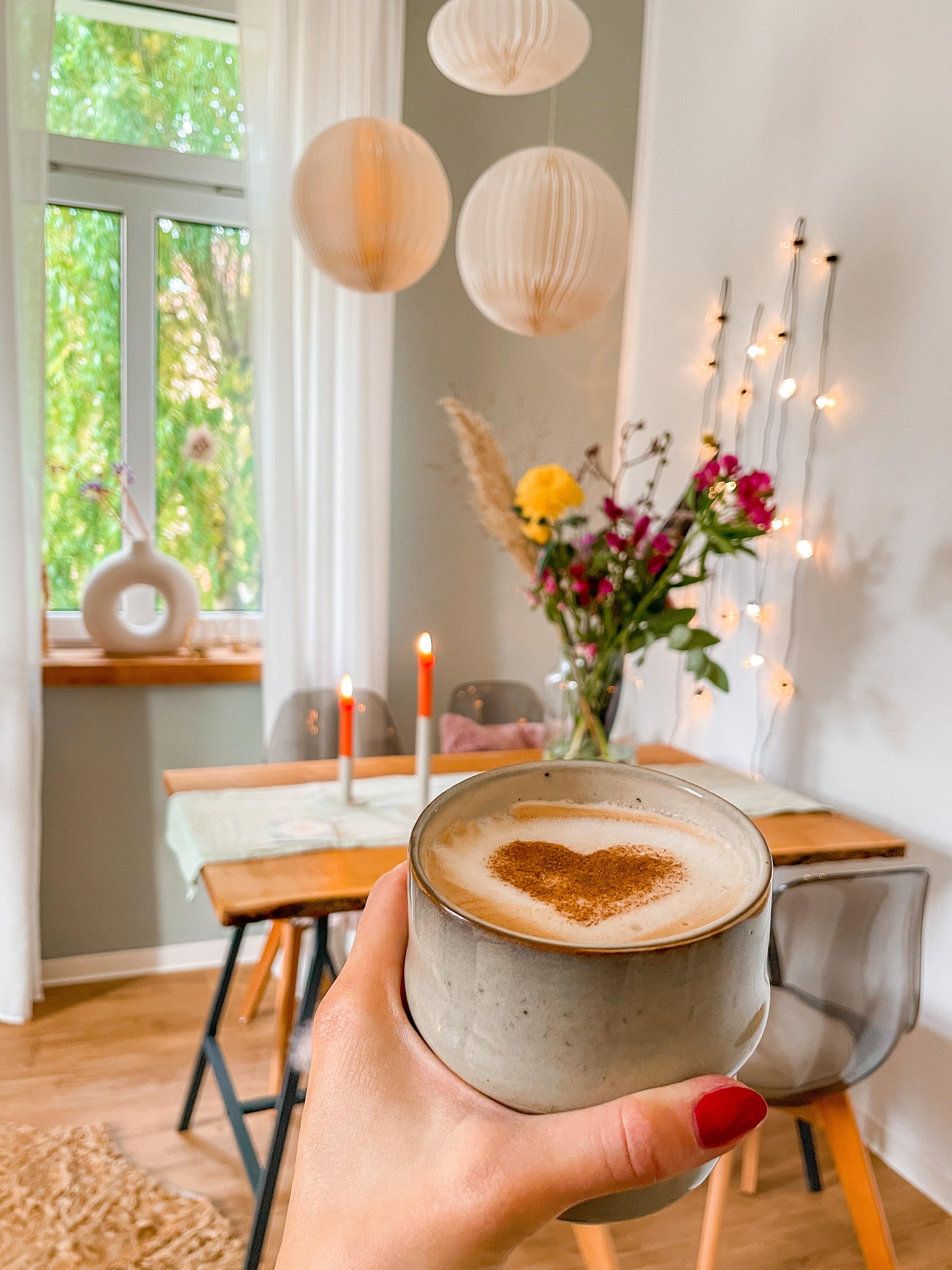 #coffeelove #livingroom #flowers #diyesstisch #jadegrün #light 