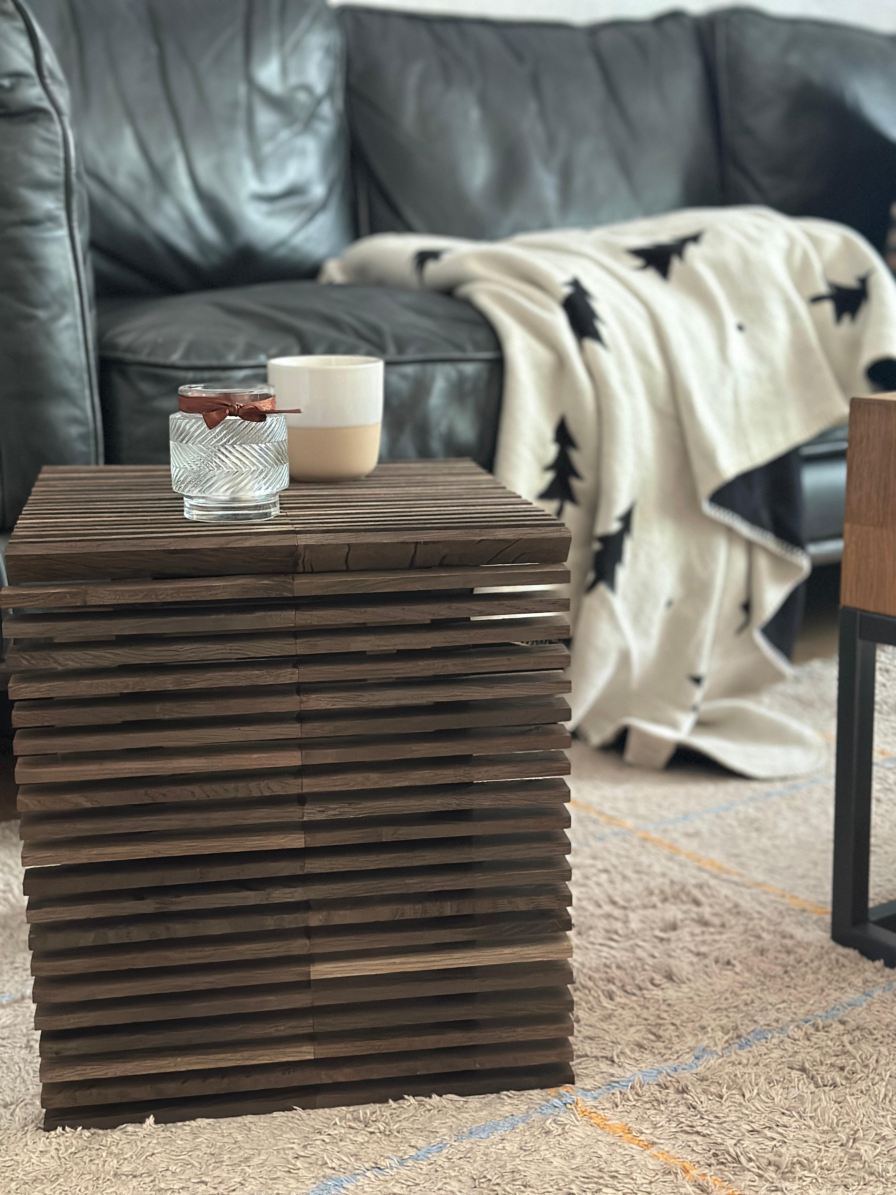 #coffeetable #diy #selbstgemacht #easysticks #tisch #beistelltisch #wohnimmer #holzliebe #couch #kuscheldecke #braun #winterdeko #kaffee #kerzen