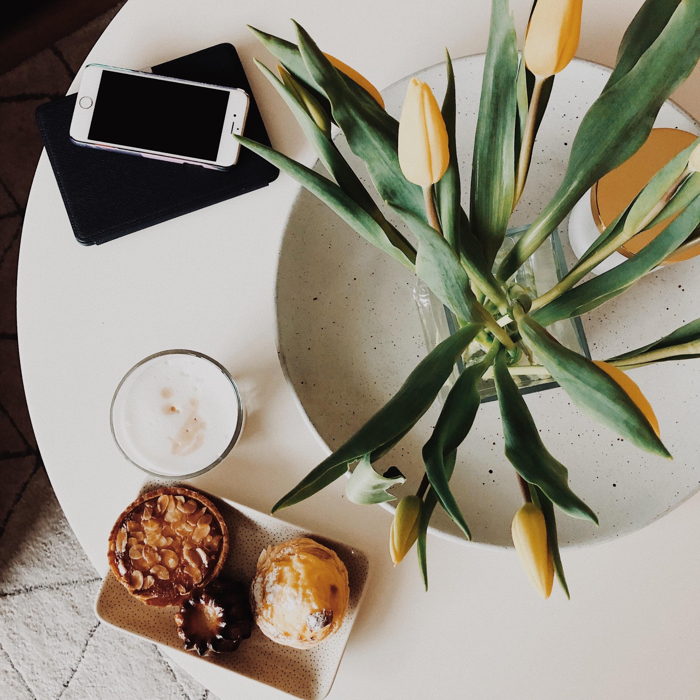 coffeetable #onthetable #butfirstcoffee #tulpen #couchstyle #couchtisch #vonoben #kaffeezeit