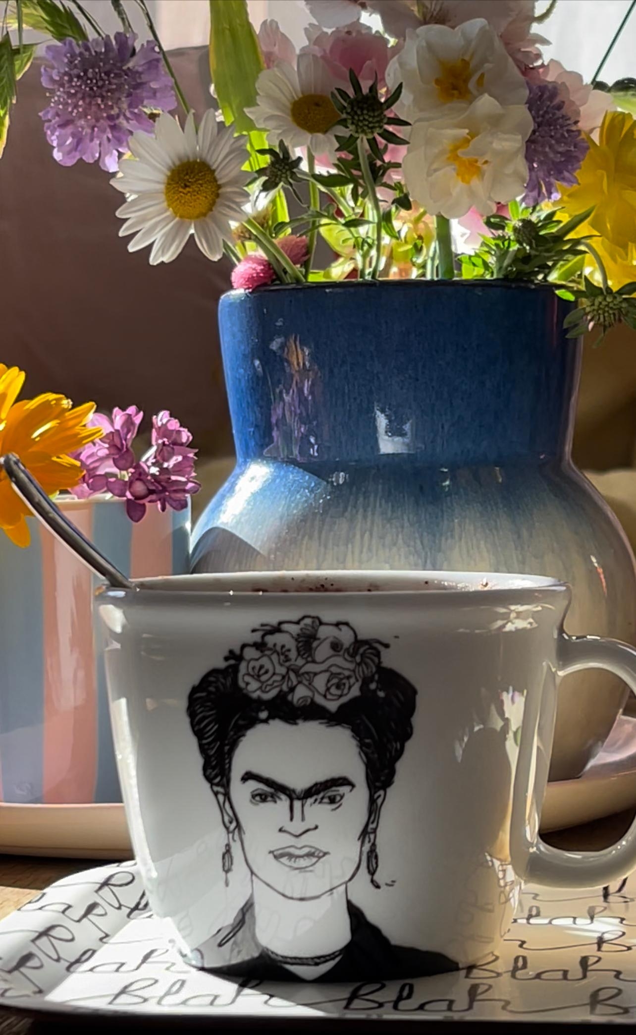 #coffeetime with #frida and her #flowers and a little bit of #blahblahblah 😂 #gutelaunetasse