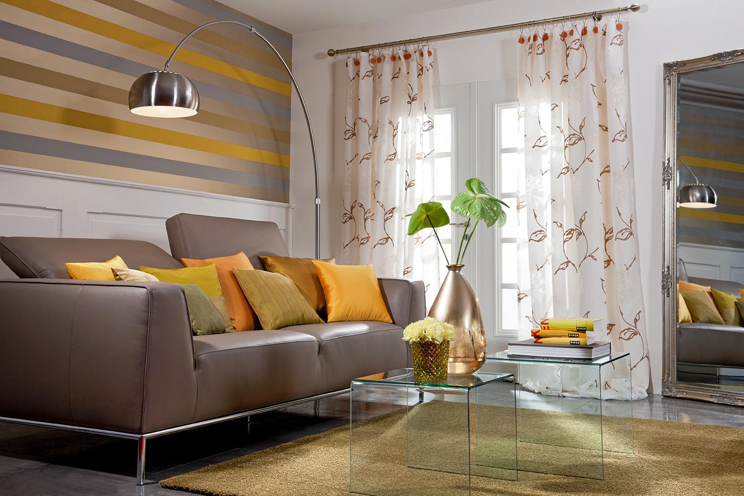 Color Blocking im Wohnzimmer #beistelltisch #teppich #wandgestaltung #sofa #braunessofa #kupfervase #wohnzimmerdeko ©SÜDBUND eG
