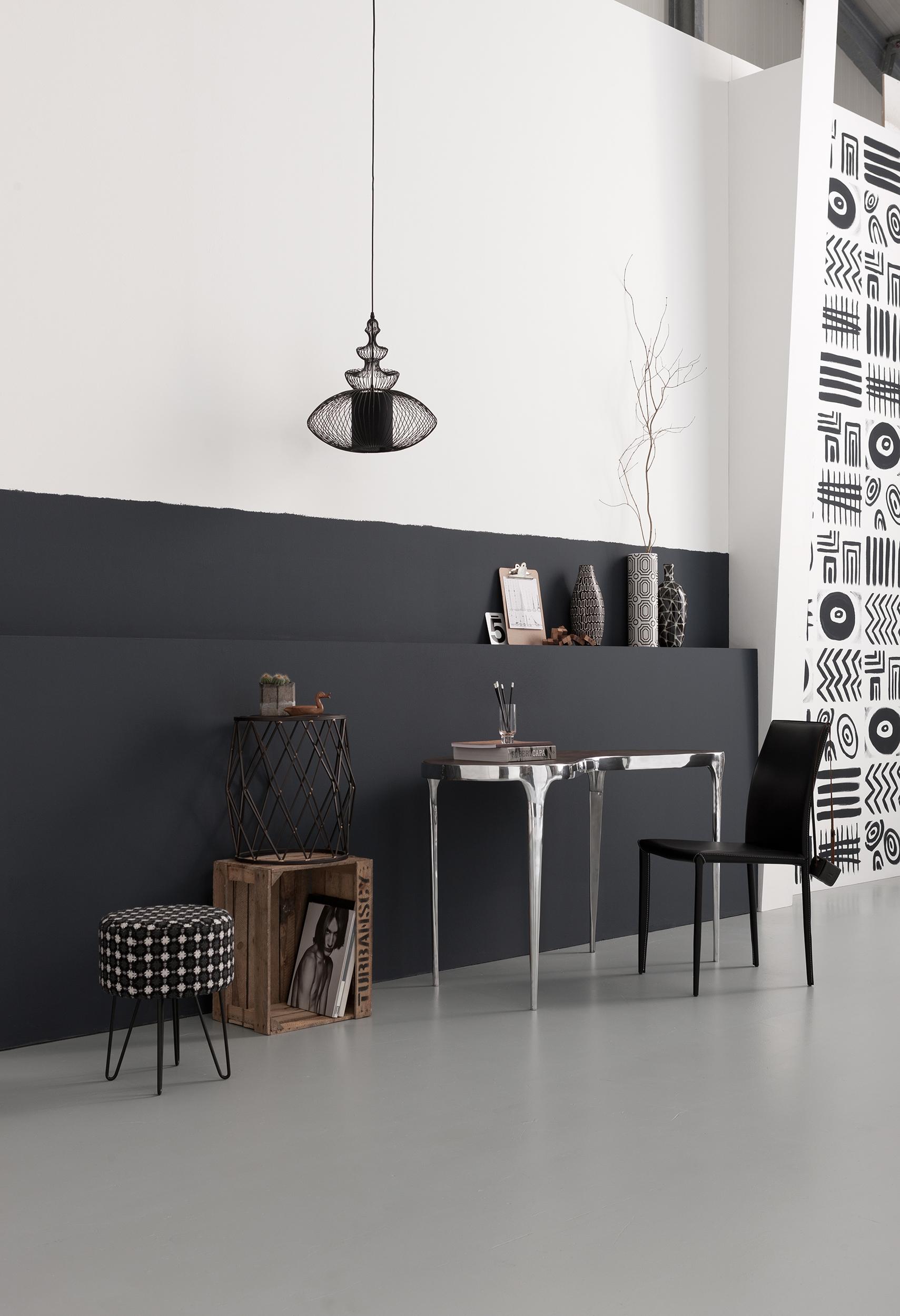 Color Blocking: Schwarz und Weiß #stuhl #hocker #schreibtisch #hängeleuchte #schwarzehängeleuchte #zimmergestaltung ©KARE