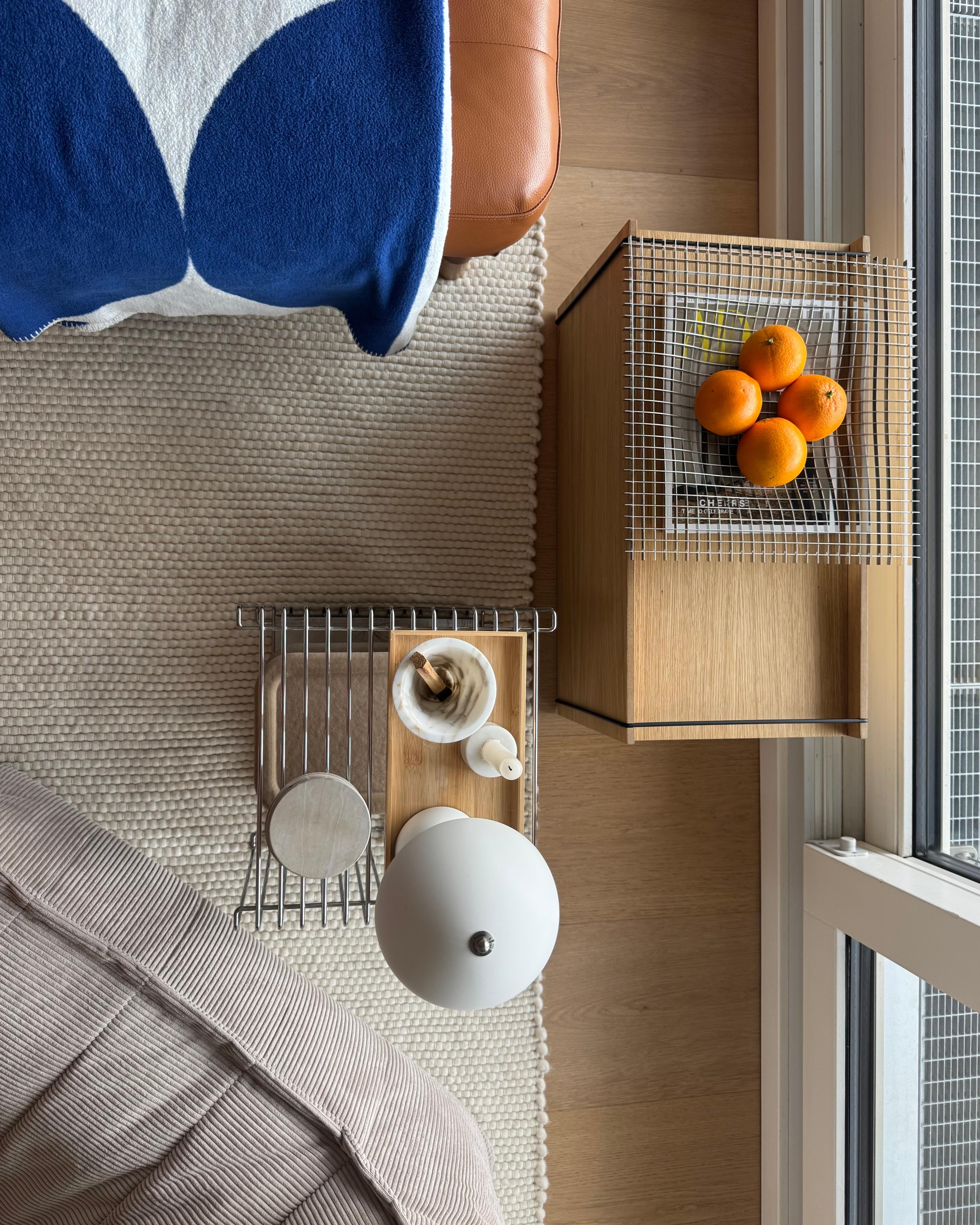 Colorcrush on monday ☀️🍊🔵
#blau #orange #decke #wohnzimmer #teppich #beistelltisch #marmor #cone #schale #stahl #chrom #lampe #orangen #flowerpot