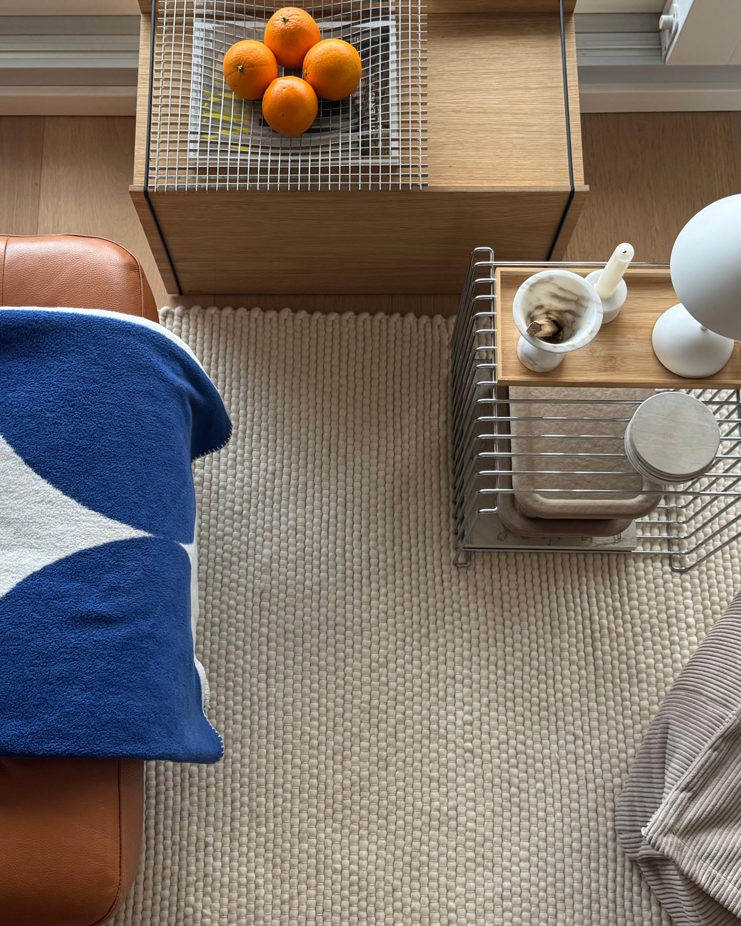 Colorcrush on monday ☀️🍊🔵
#blau #orange #decke #wohnzimmer #teppich #beistelltisch #marmor #cone #schale #stahl #chrom #lampe #orangen