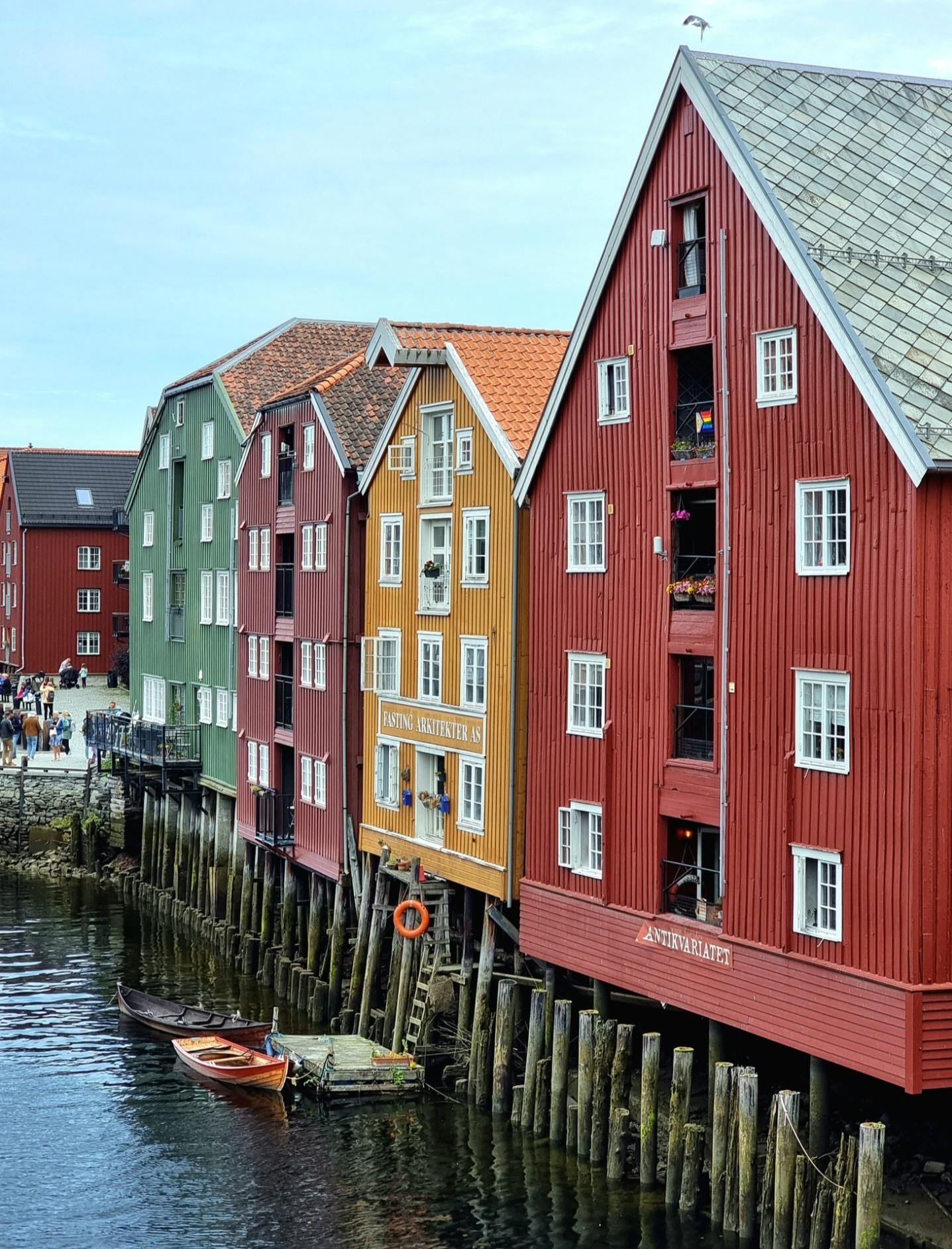 #colorfulhouse ..ich lieb's ❤️ #Urlaub in #Trondheim #Scandistyle #Hygge #Streetstyle #Schwedenhaus 