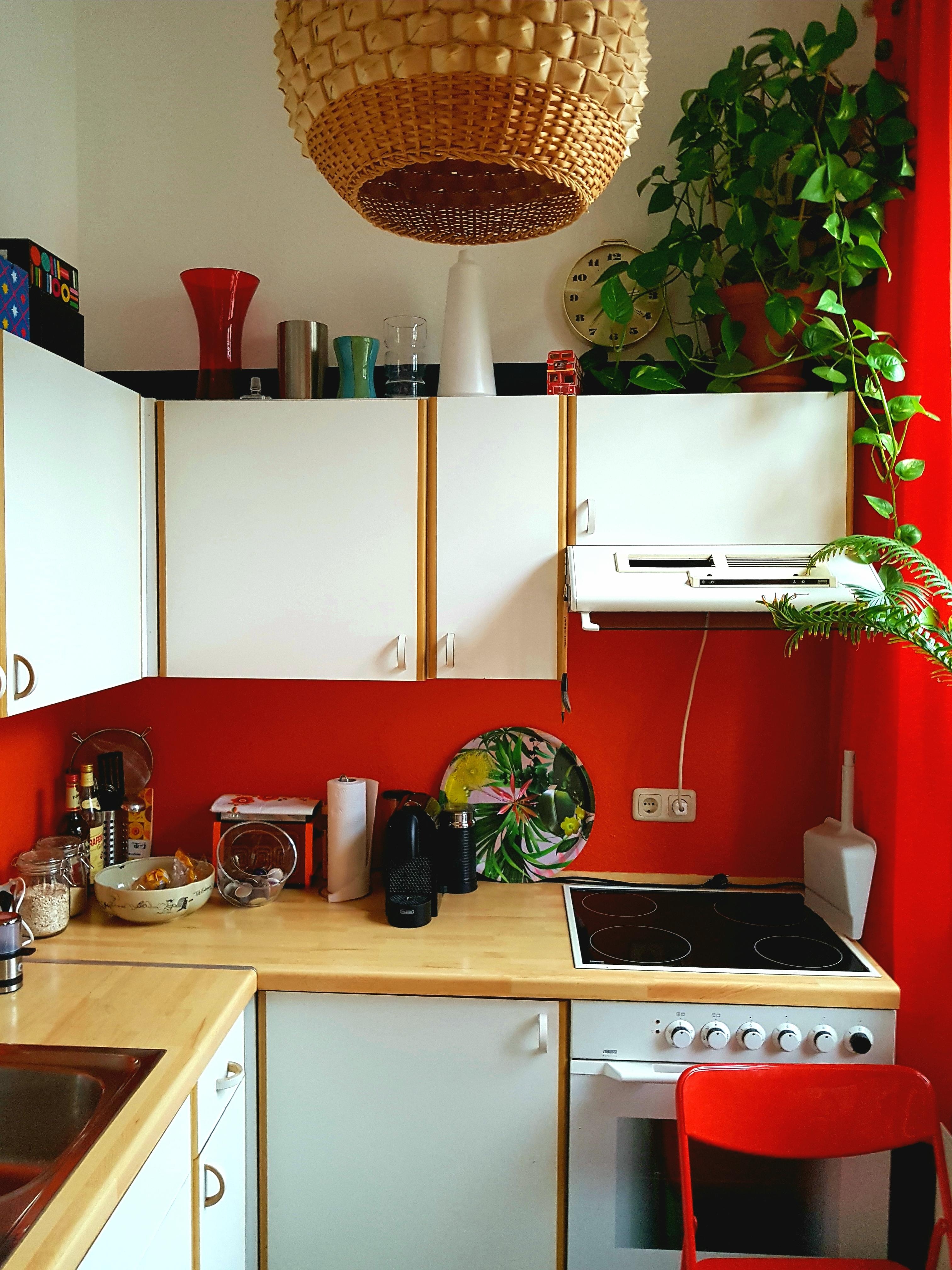 #colourblocking #smallroom #red #white #orange #nespresso #urbanjungle #vintage #ikea 
#kitchen #küche