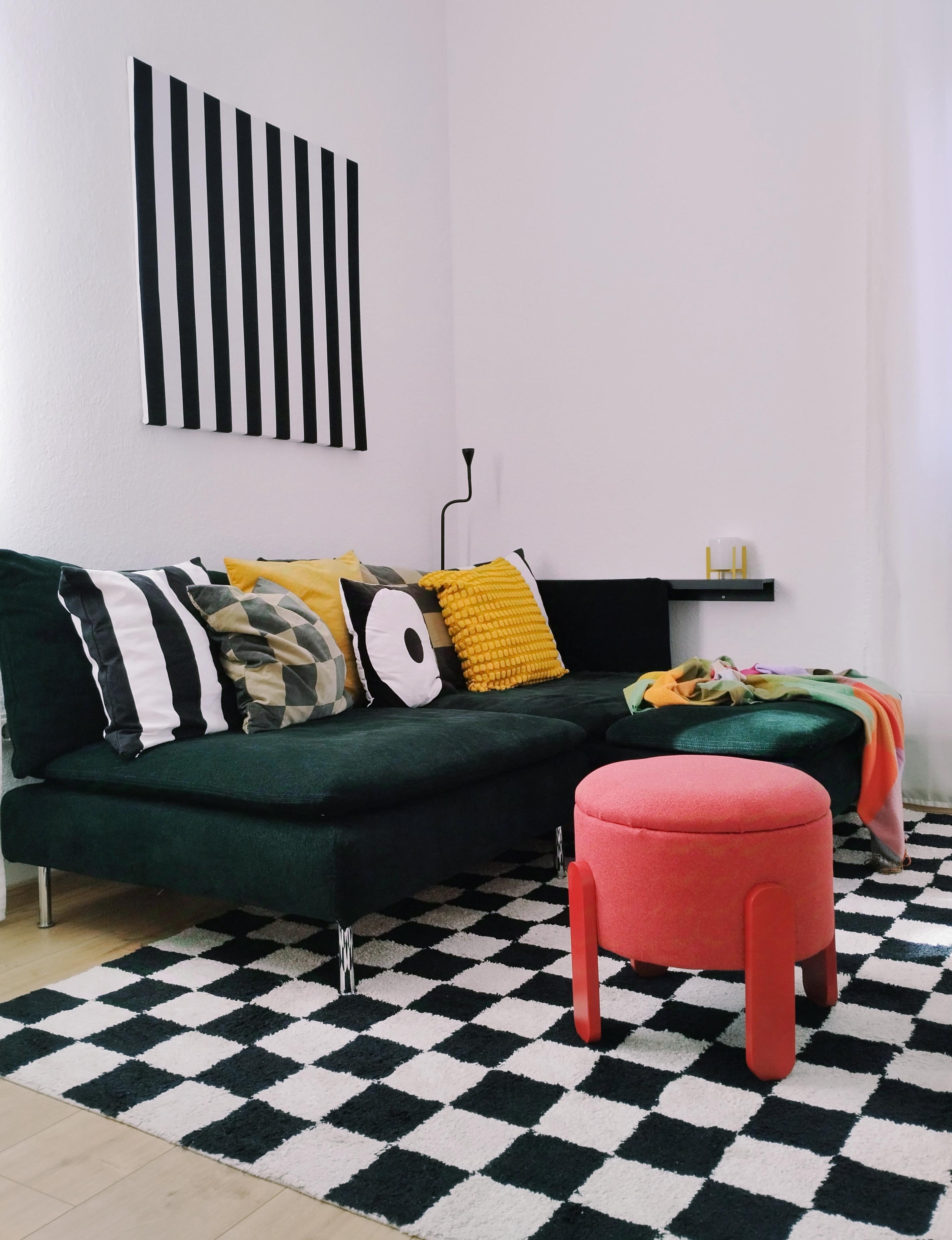 COLOURFUL
#altbau #couch #colourful #farbtupfer #green #red #yellow #blackandwhite #söderhamn 