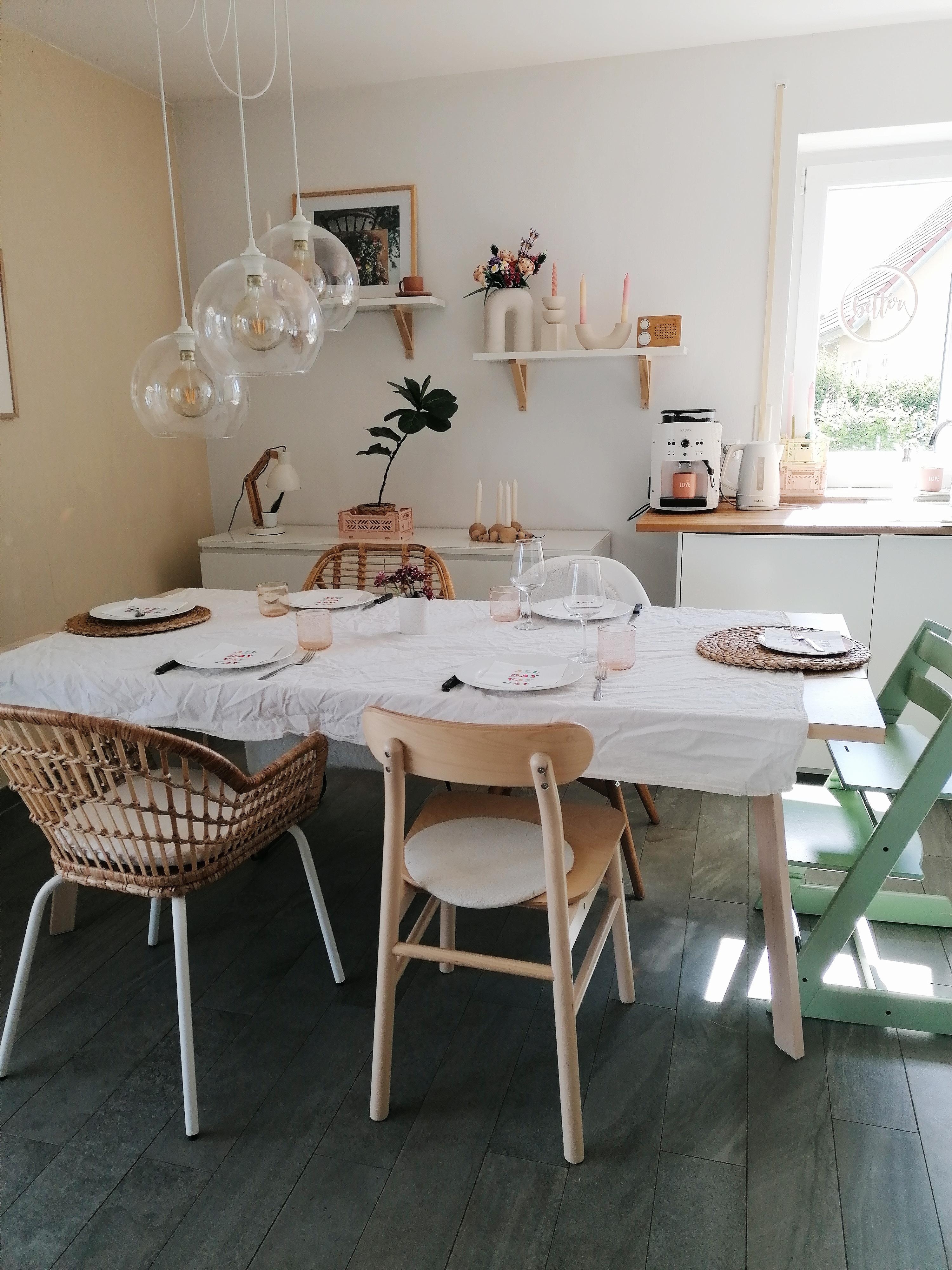 Come dine with me.
#esstisch#stuhlmix#kitchen#tisch