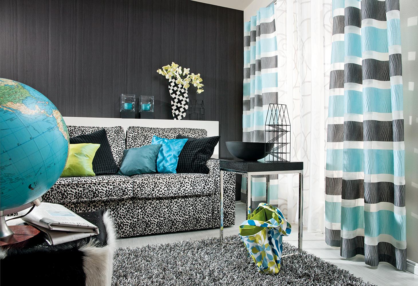 Coole Farben für's Wohnzimmer #beistelltisch #kissen #sofa #globus #schwarzweißessofa ©SÜDBUND eG