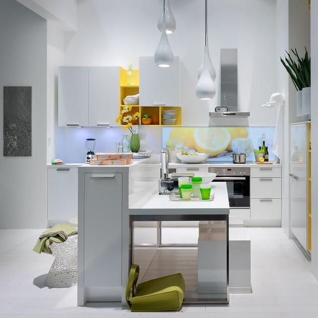 Coole #Küche: Der cleane Look der weißen Oberflächen wird durch verschiedene Lichtquellen aufgebrochen. #zuhausesein