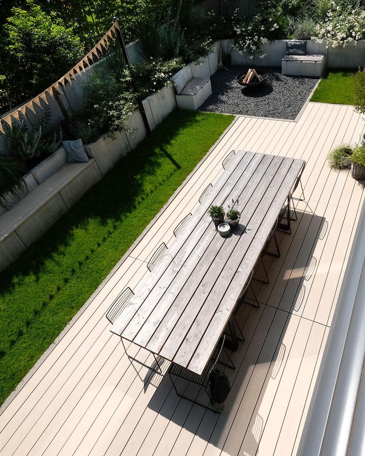 Cosy Gartengestaltung & mit vielen einladenden Sitzgelegenheiten 😍 #Terrassengestaltung #Terrassendielen