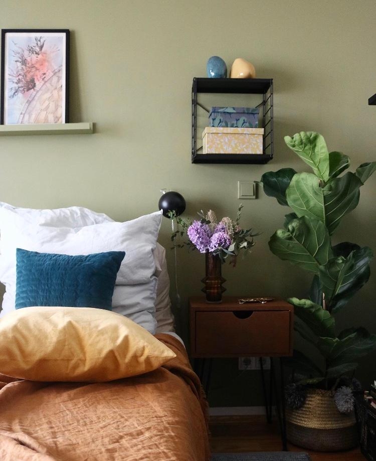 #Cosy #Schlafzimmer #wandfarbe #interior #grün #pflanze  #freshflower #wandgestaltung