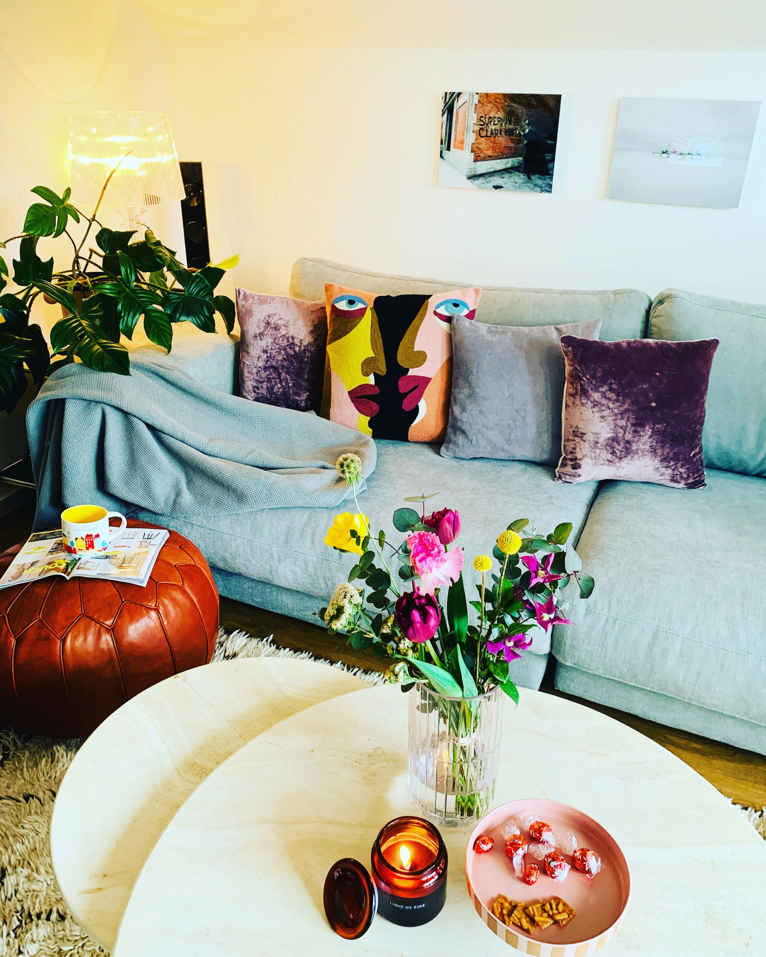 Cosy time, es wird wieder kuschelig! 🍁🧡 #cosy #homestyle #fall #herbst #hygge #interior #couch #livingroom #flowers