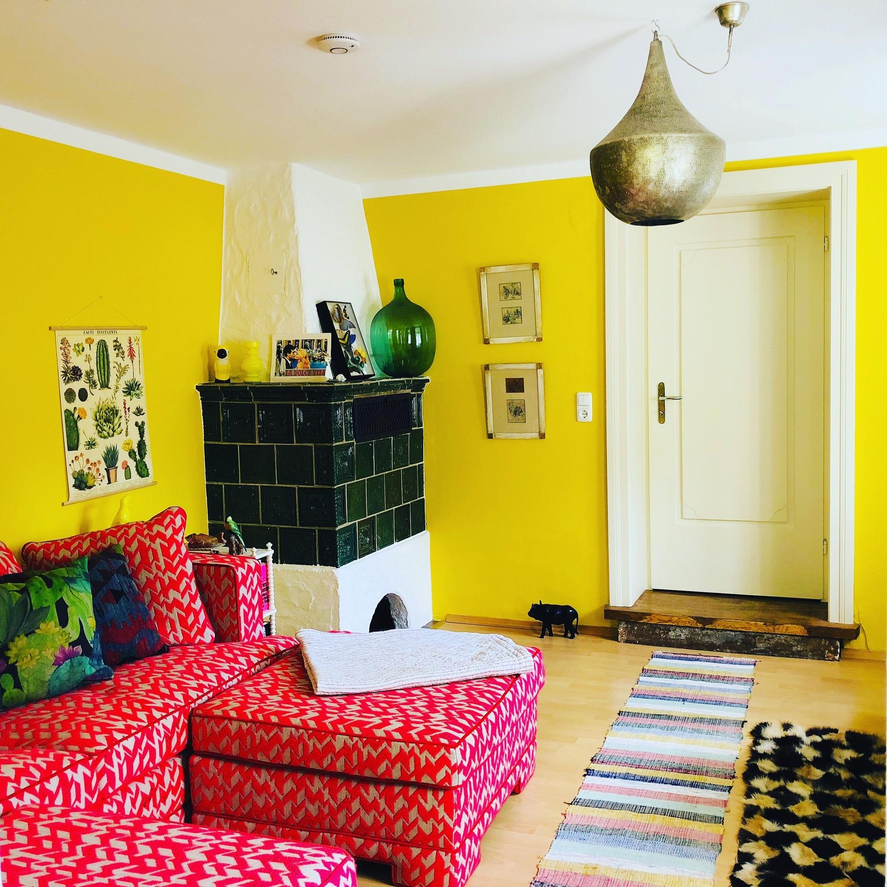 #Couch #Altbau #farben #rot #gelb #bunt #Wohnzimmer