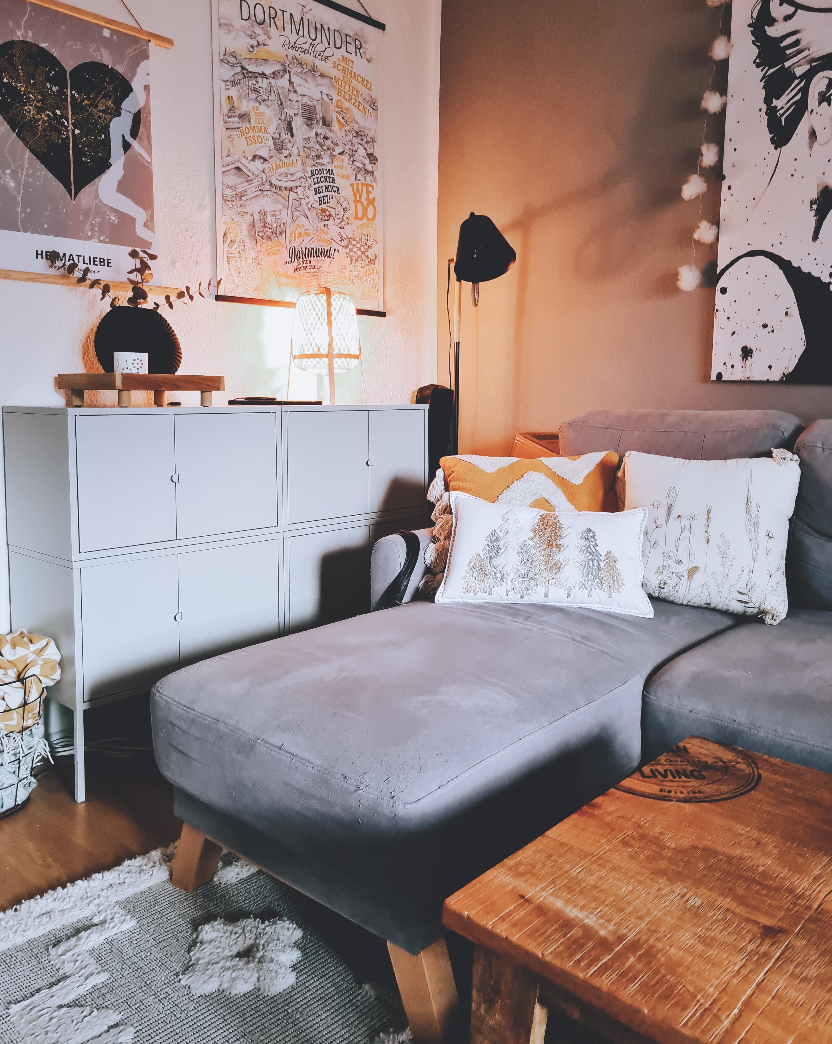 #couch #couchliebt #Wohnzimmer #stehlampe #Hausbar #Kissen #decken #Körbe #Poster #hygge #boho