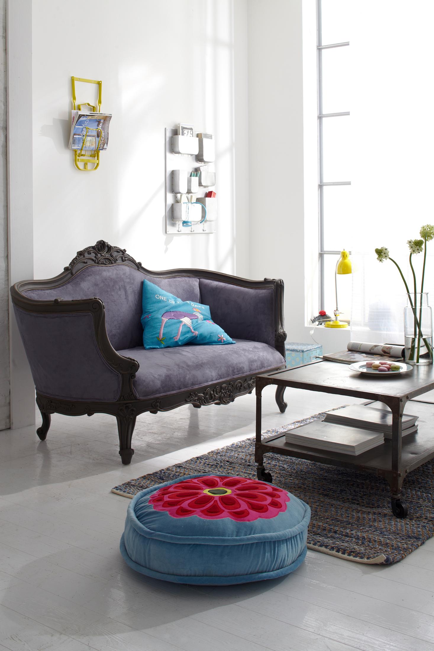 Couch im Barock-Stil und Sitzpouf im romantischen Wohnzimmer #couchtisch #eklektisch #sofakissen #barockmöbel ©Car Selbstbaumöbel