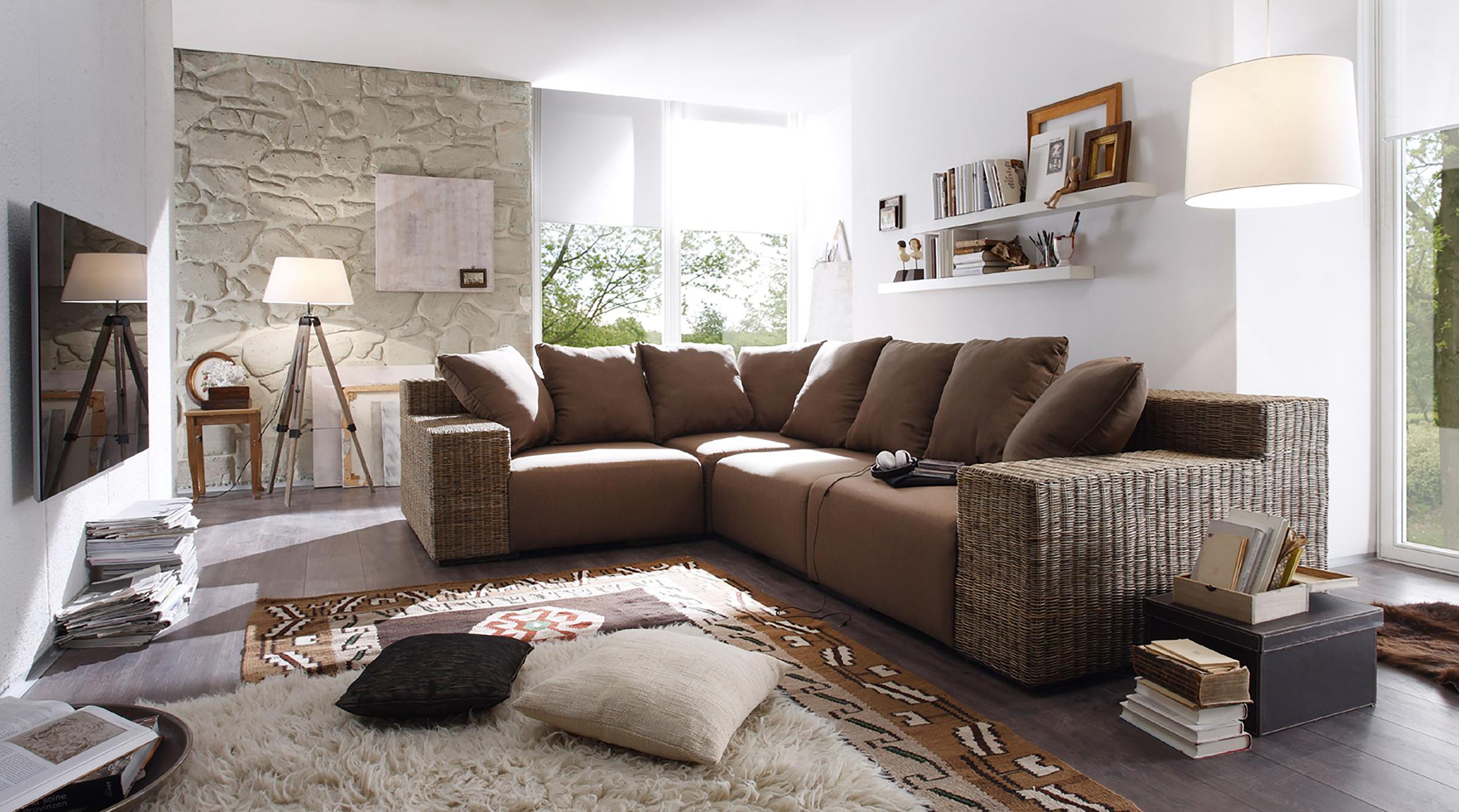 Couch mit Rattan-Gestell #regal #teppich #wandgestaltung #stehlampe #sofa #ethno #braunessofa #rattanmöbel ©Massivum