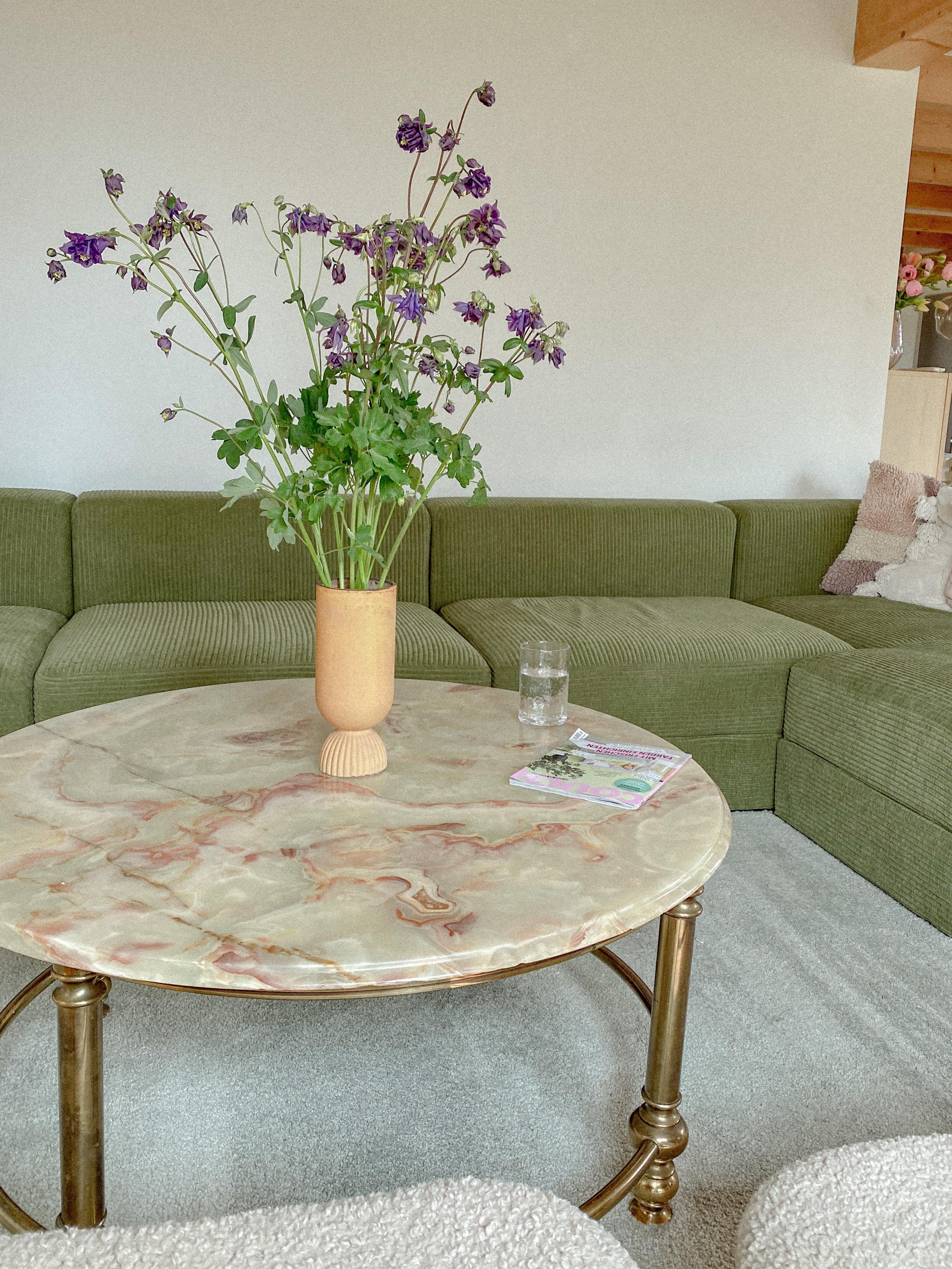 #couch #sofa #cord #couchstyle #wohnzimmer #marmortisch #grünessofa