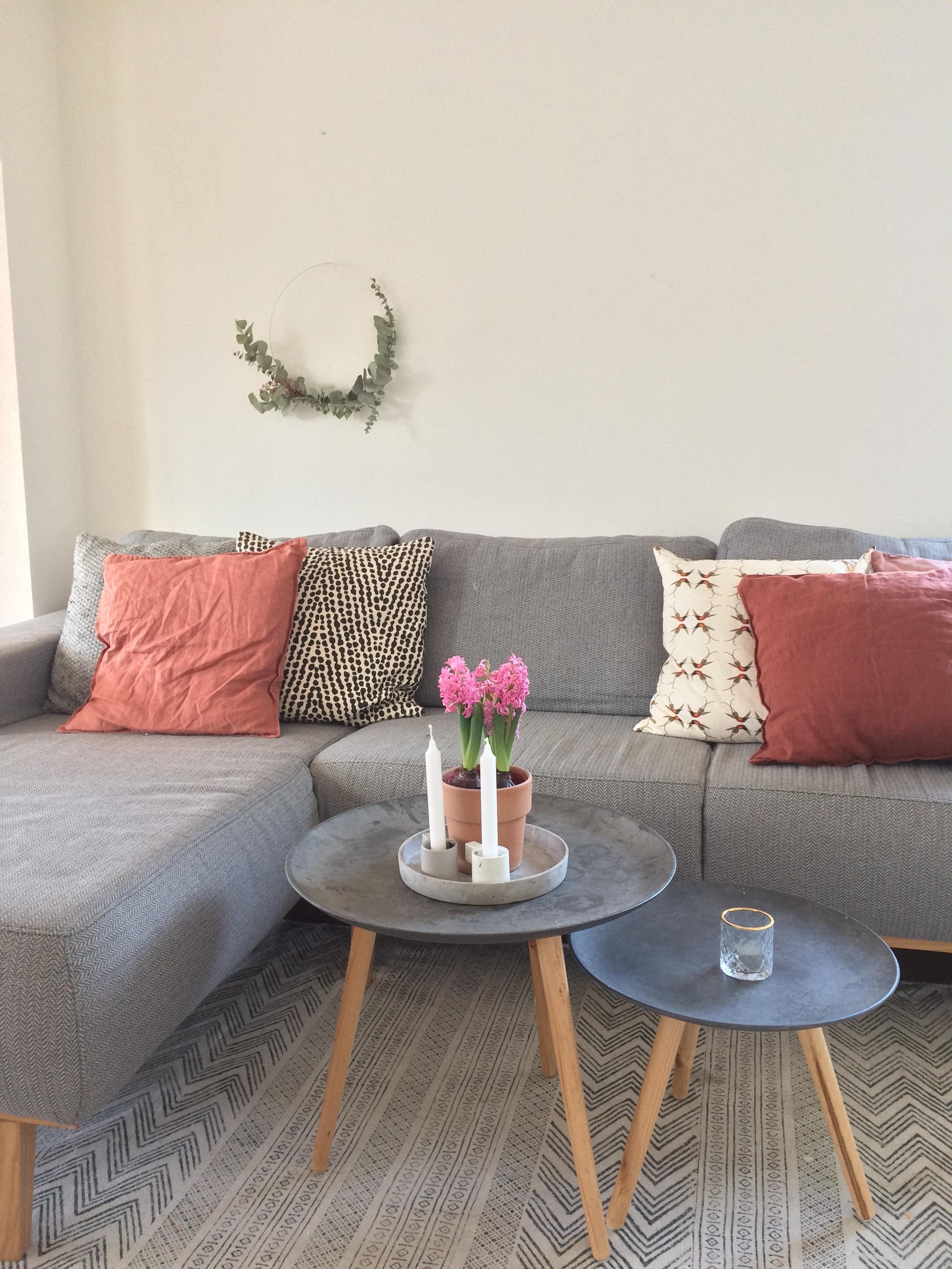 #couch #sofa #wohnzimmer #frühling #kissen #couchtisch #skandistyle 