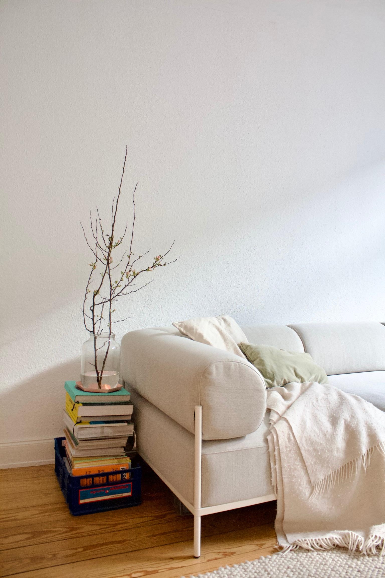 #couch #sofadesign #noahliving #bücherstapel #frühling