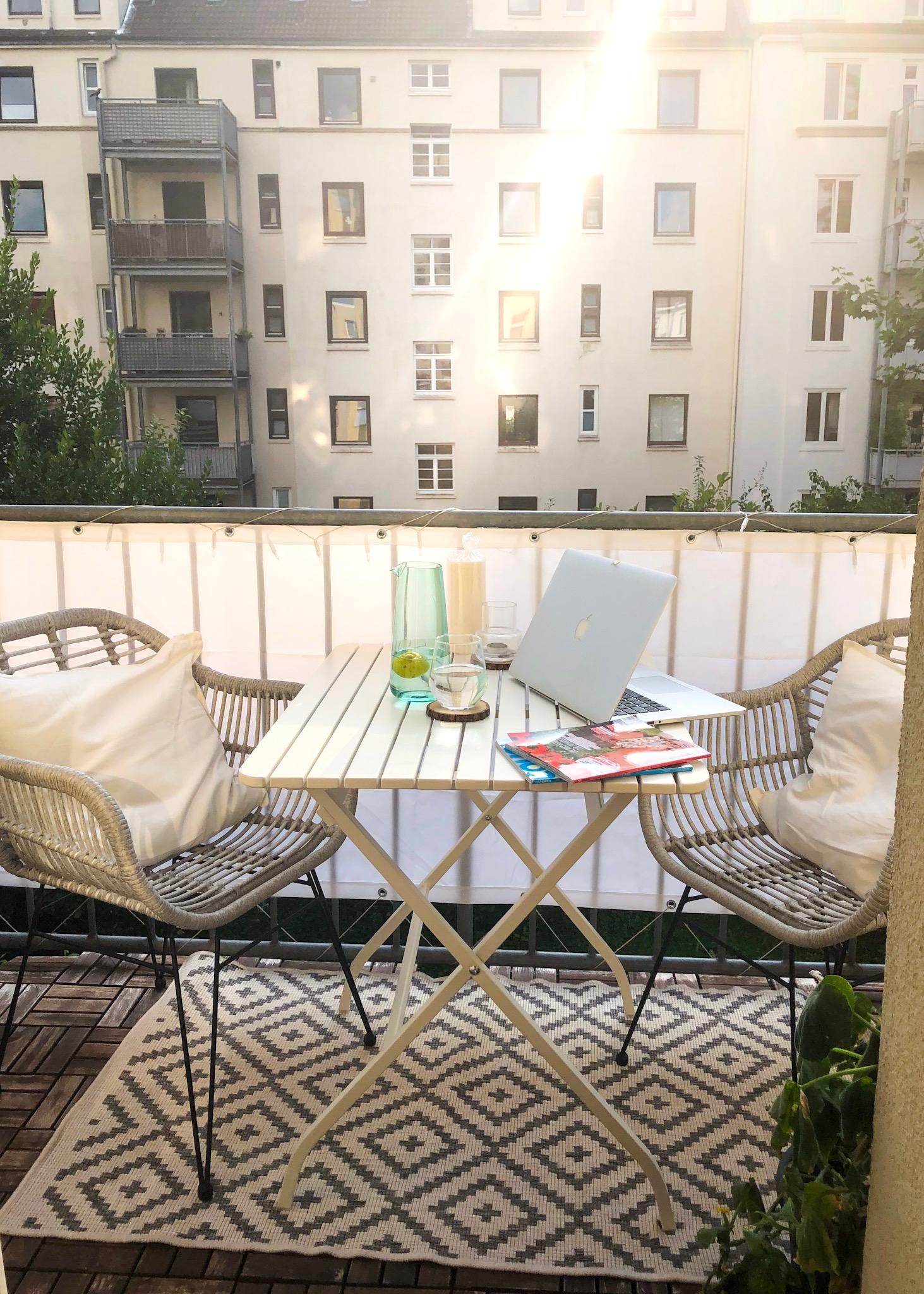 Couchgeflüster auf dem Balkon. Mein neuer Lieblingsplatz im Sommer für Homeoffice und Couch lesen♥️🌞 

#balkon #sommer