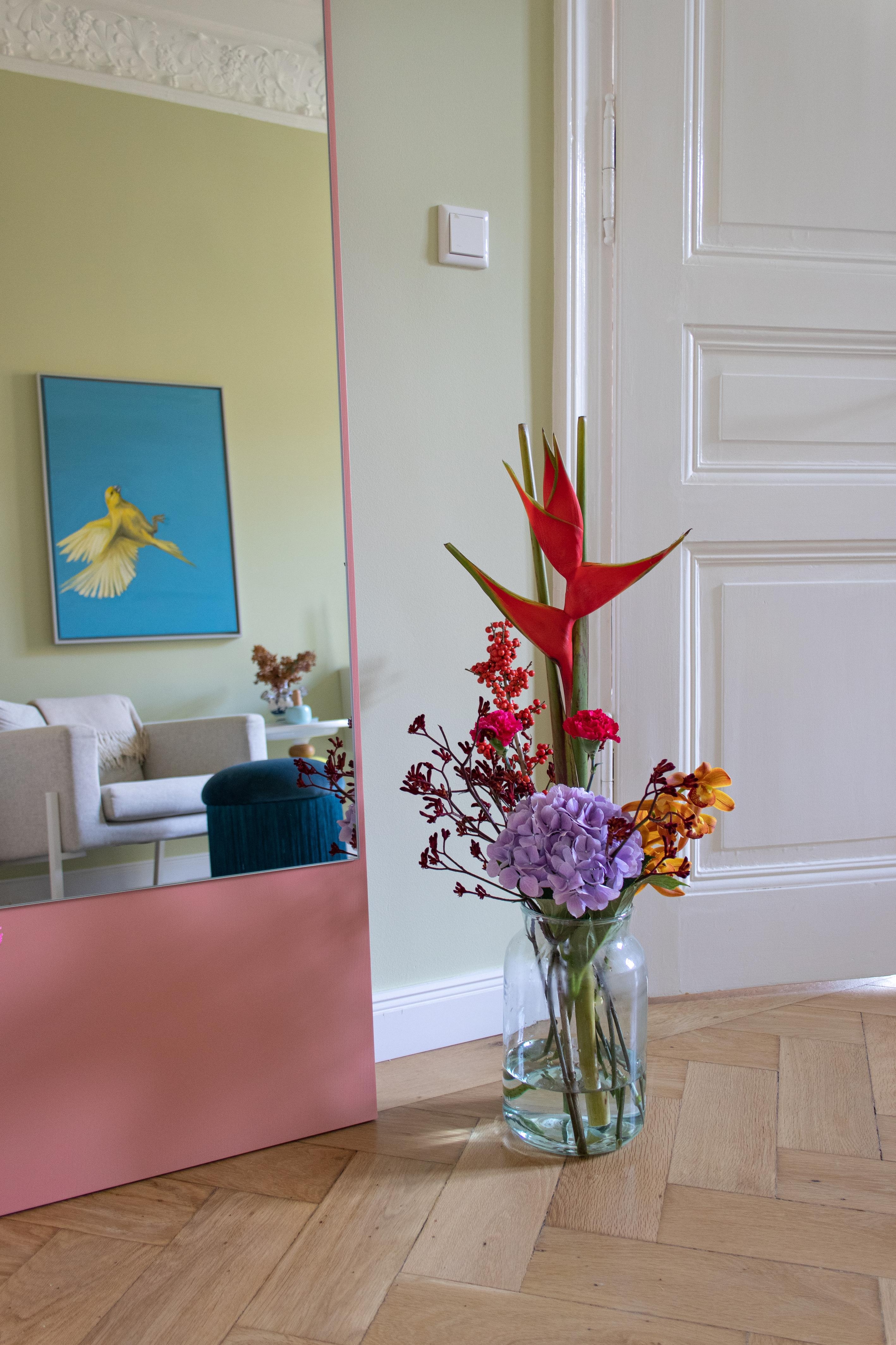 #Couchliebt #Blumen #Farbenfroh #Skandistyle #Altbau #Stuck #Sessel #Parkett #Pink #Grün #Wandfarbe